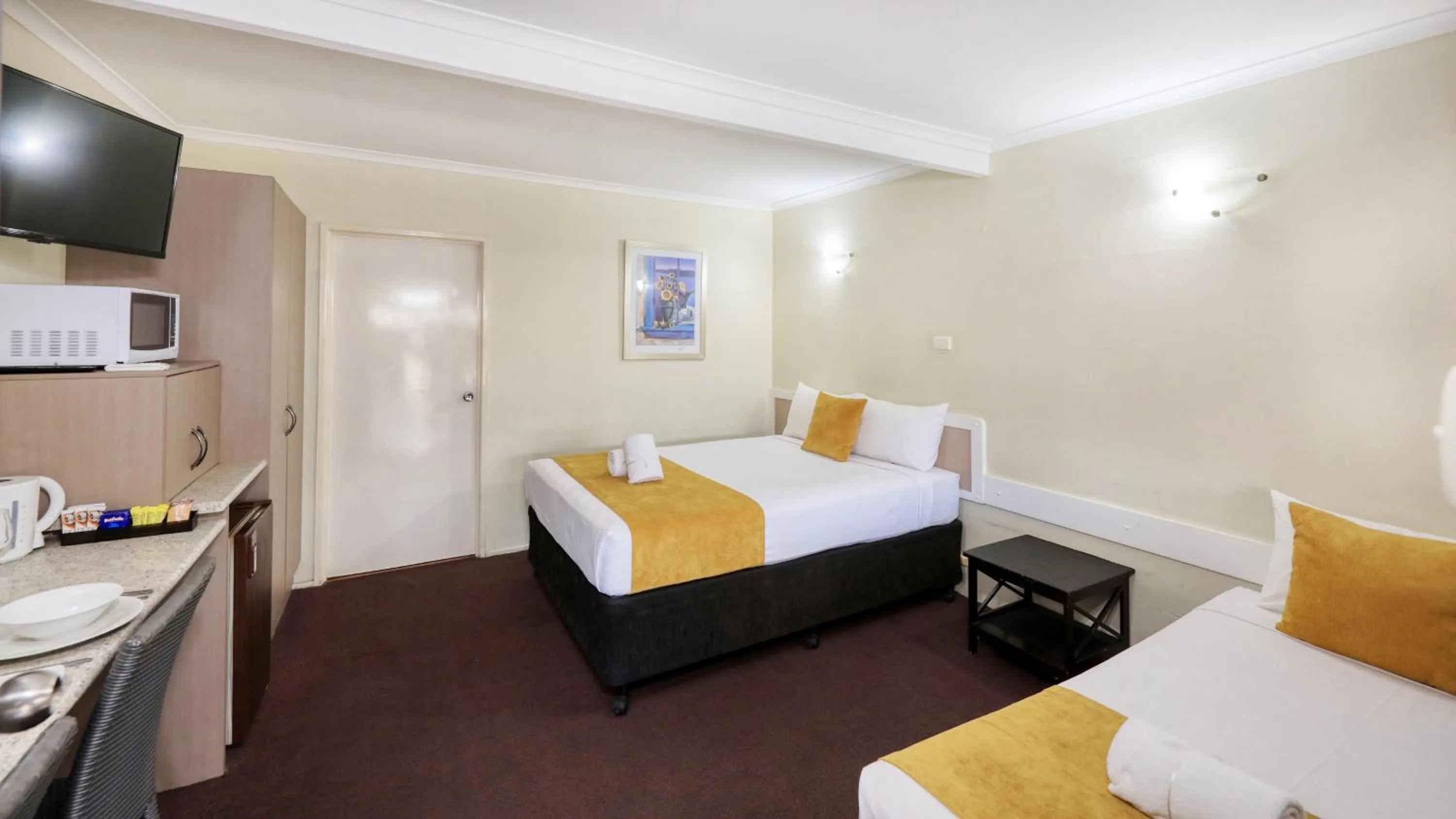 TV and multimedia, Bed in Biloela Centre Motel & Grevillea Steakhouse & Bar