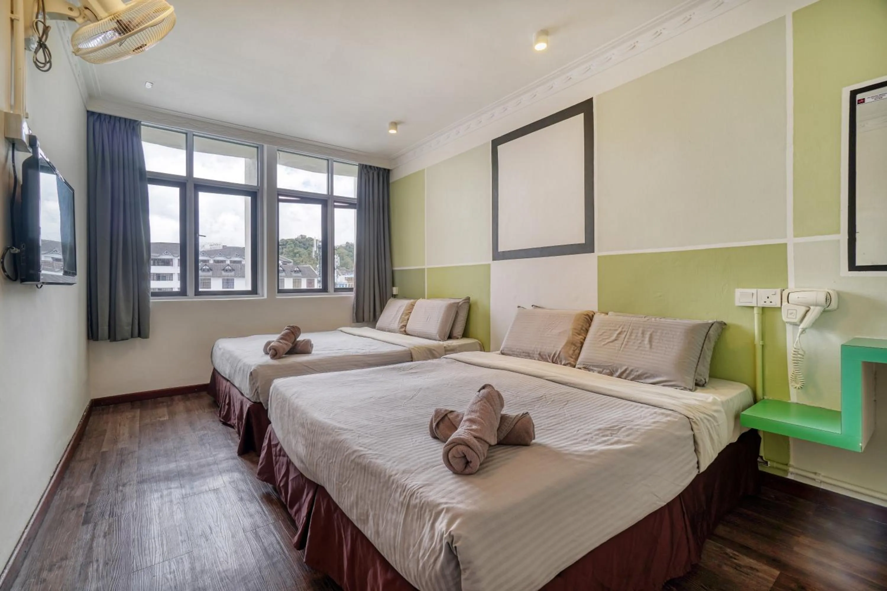 Photo of the whole room, Bed in Parkland Express