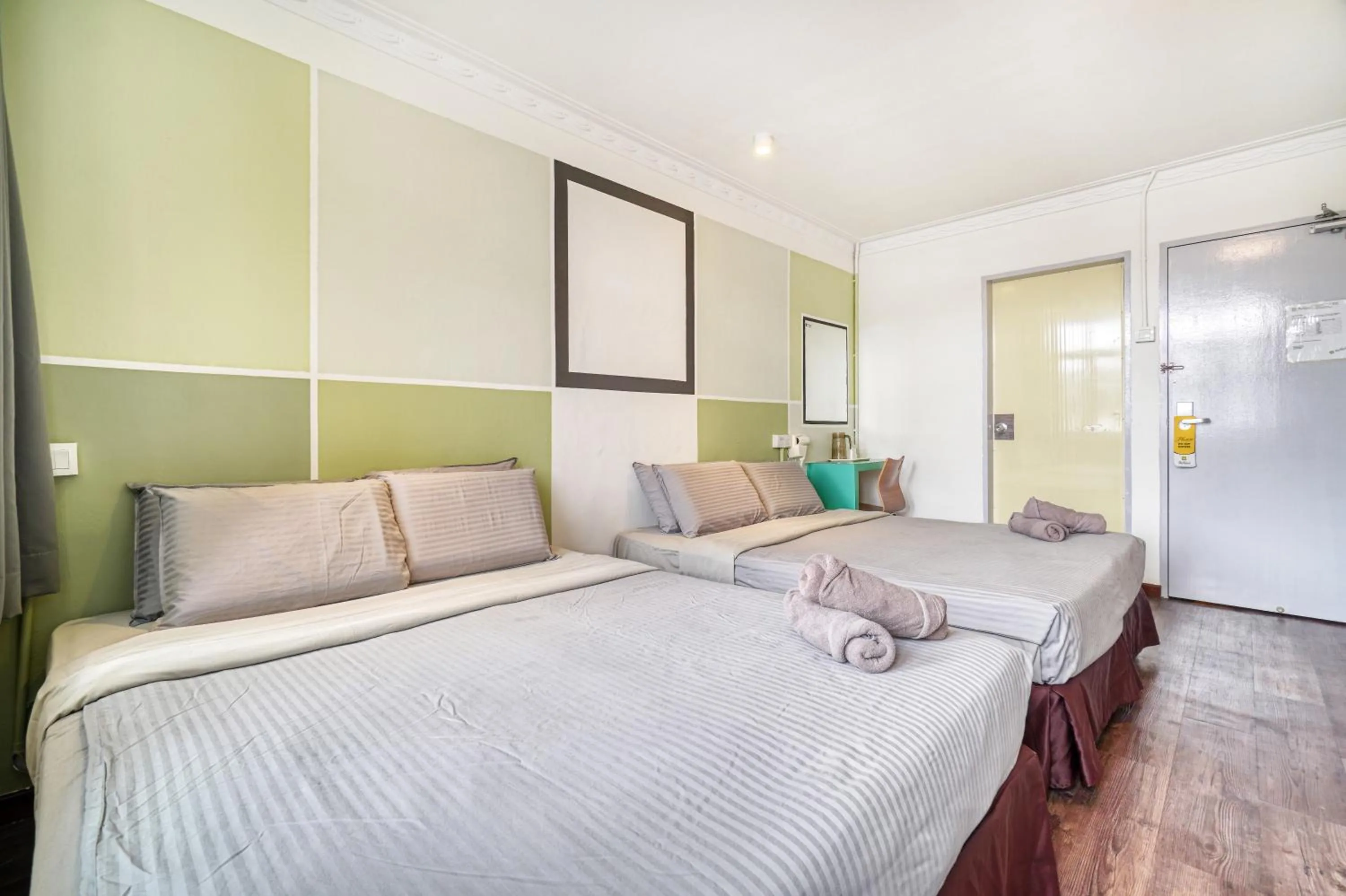 Photo of the whole room, Bed in Parkland Express