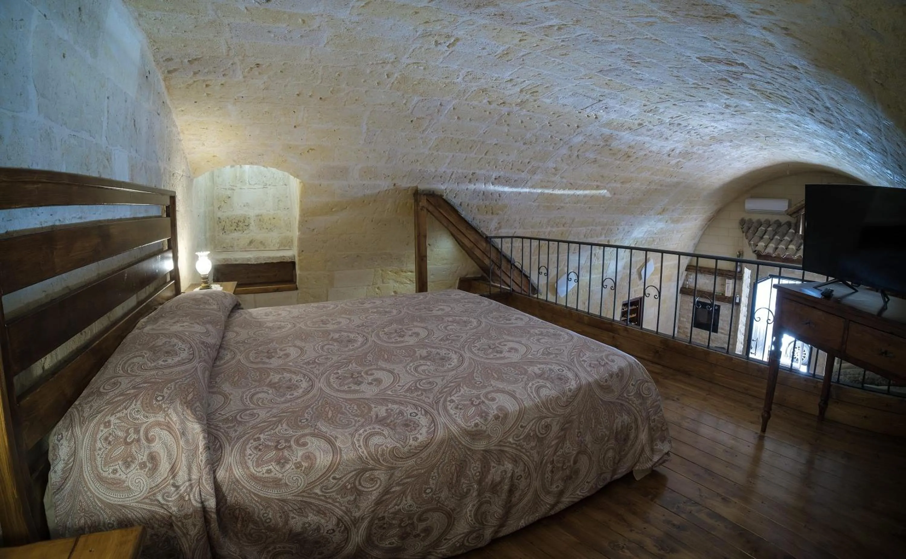 Bed in ROBERTO's Guest House