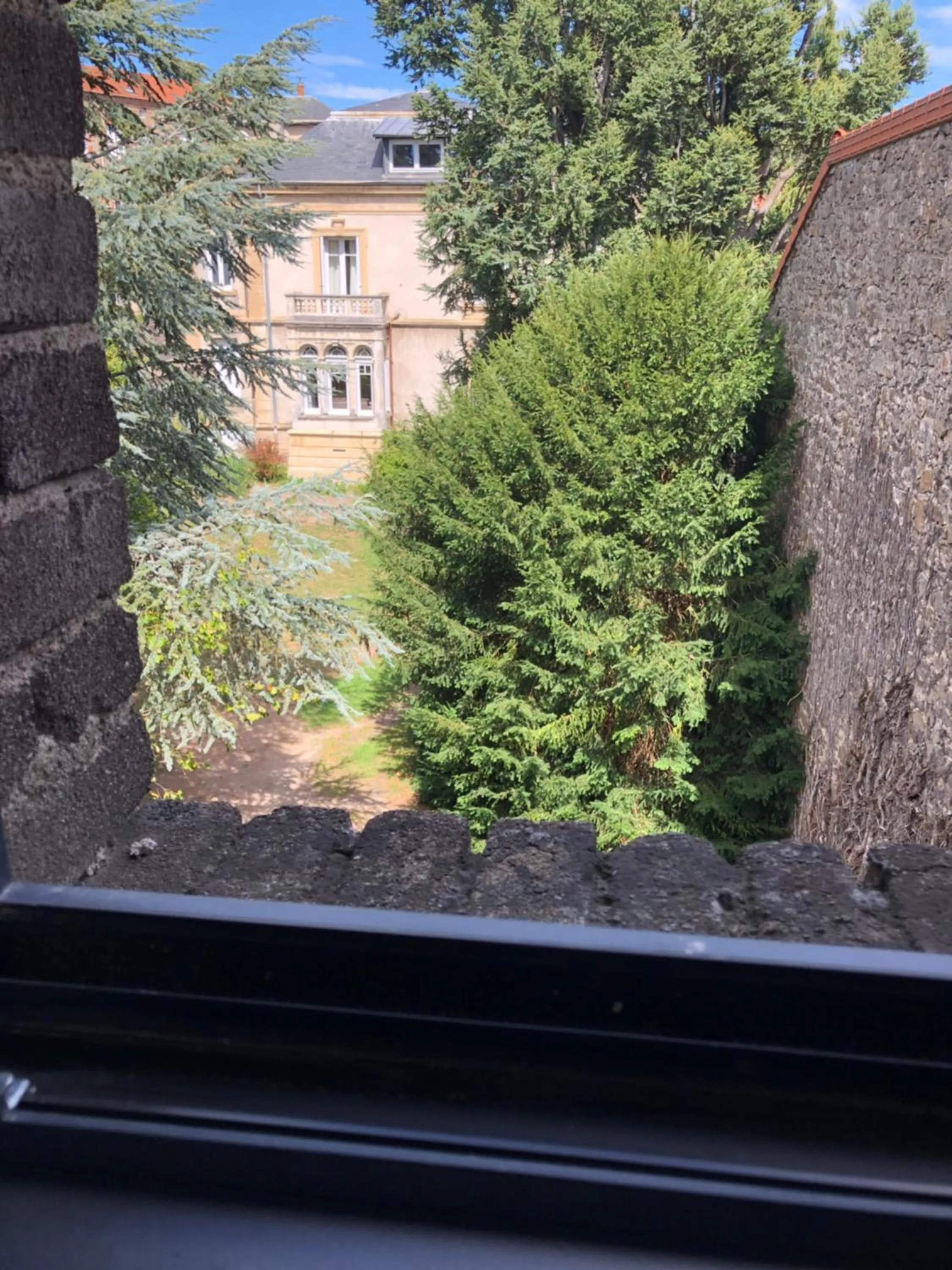 Garden view in gîte Les Marronniers