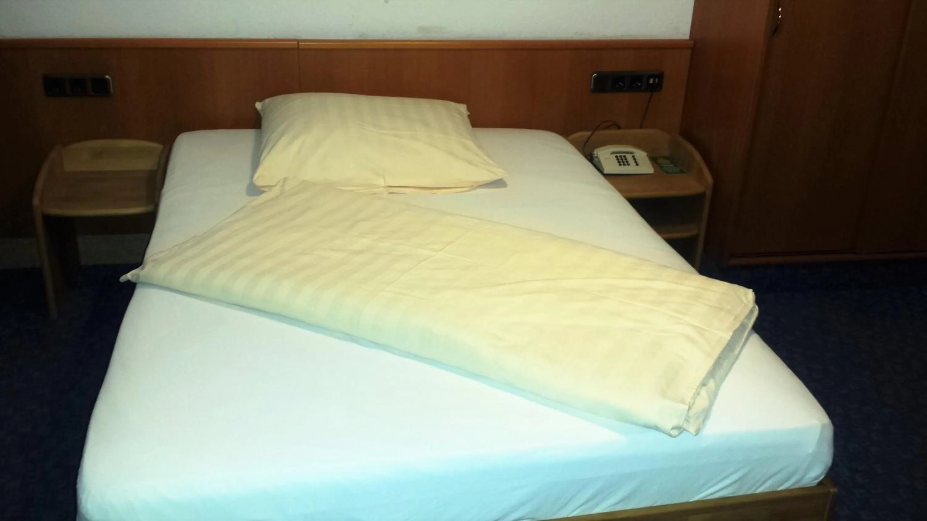 Photo of the whole room, Bed in Siegerland-Hotel
