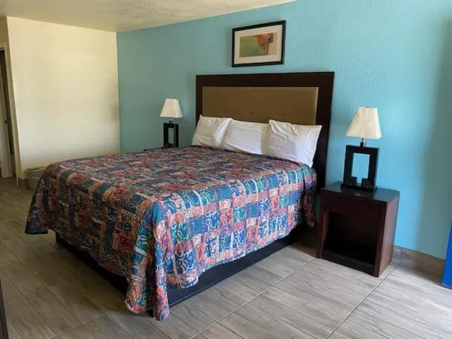 Bed in Texas Inn Seguin