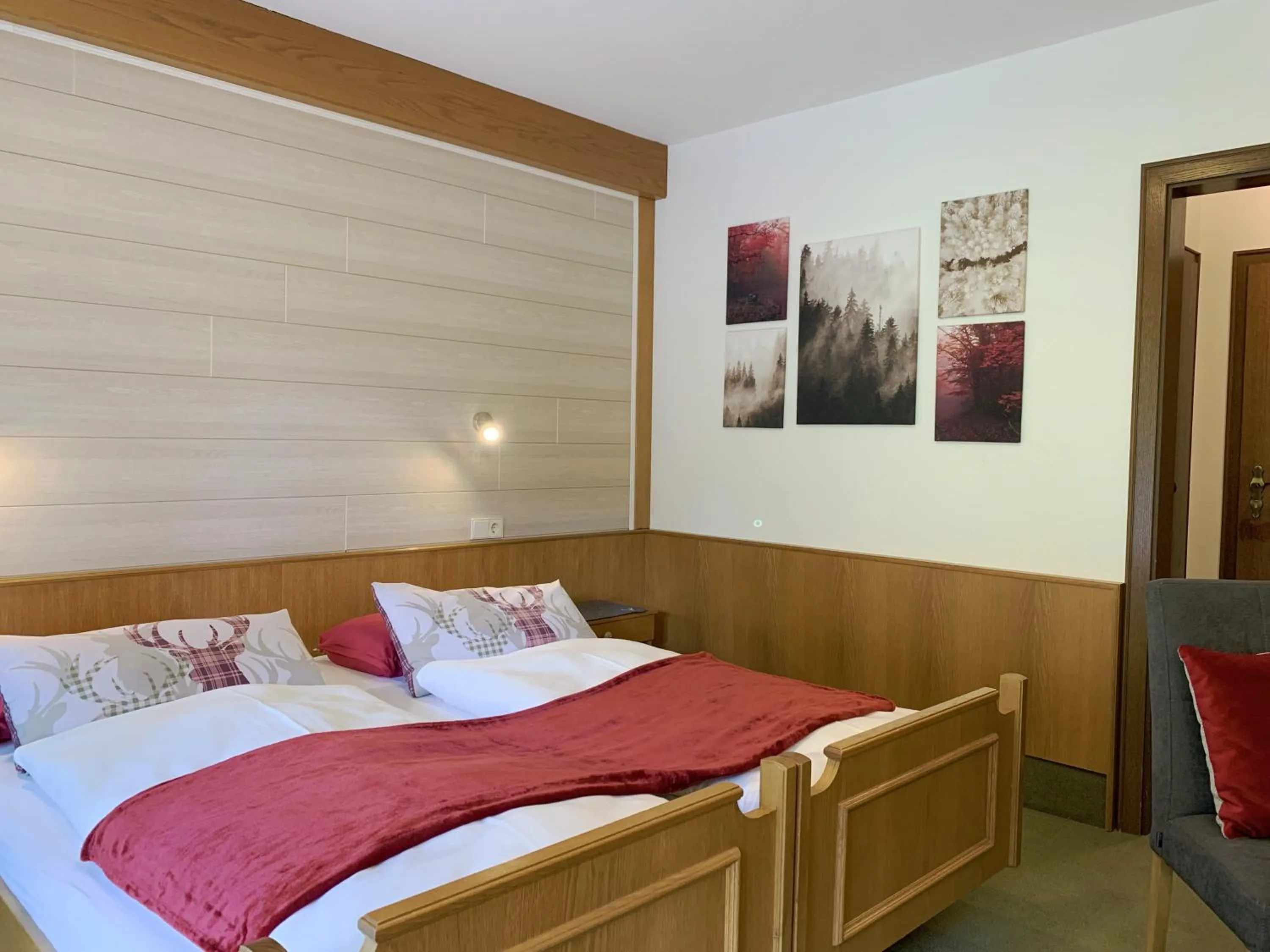 Photo of the whole room, Bed in Landhotel Untere Kapfenhardter Mühle