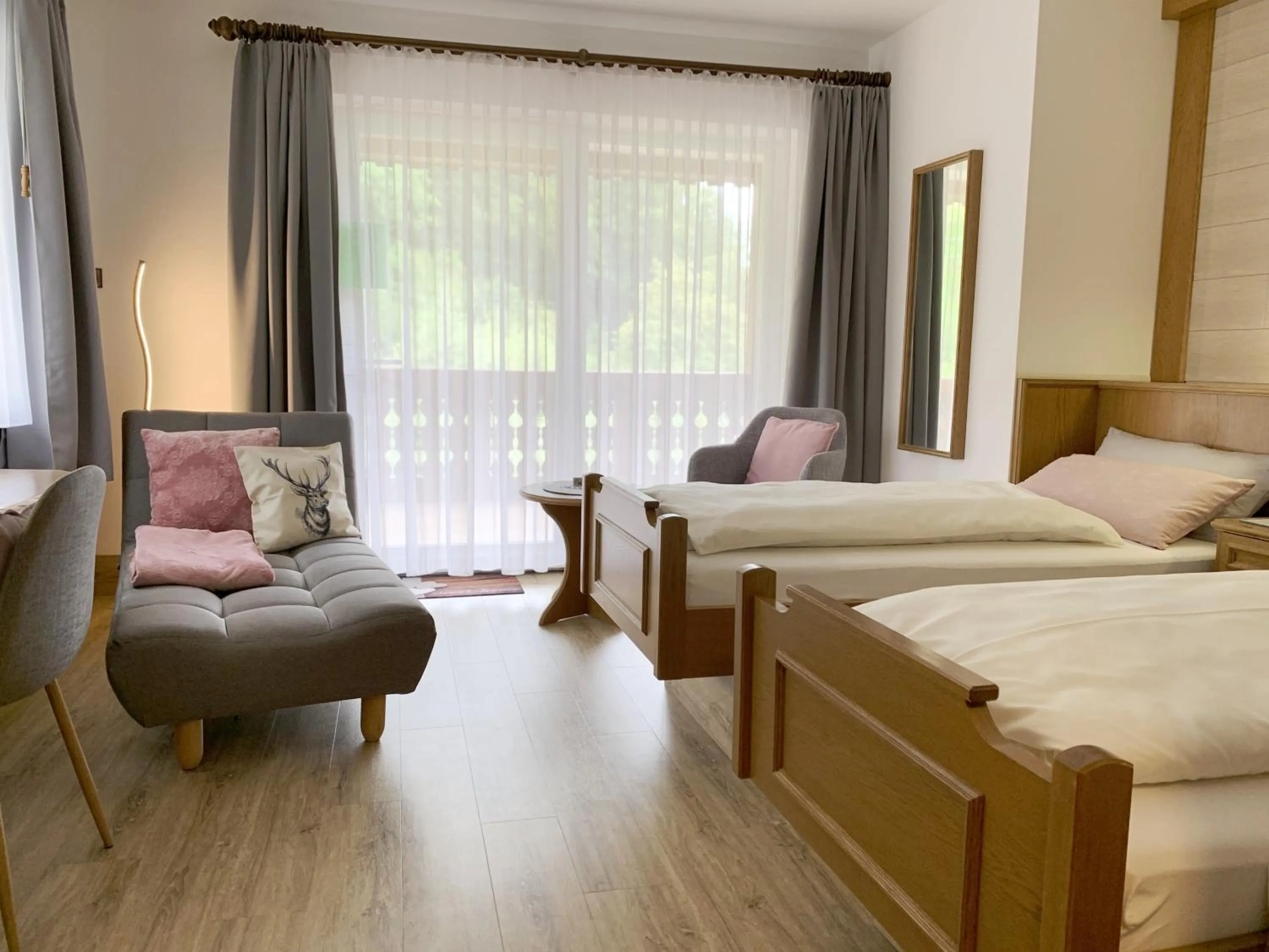 Photo of the whole room, Bed in Landhotel Untere Kapfenhardter Mühle