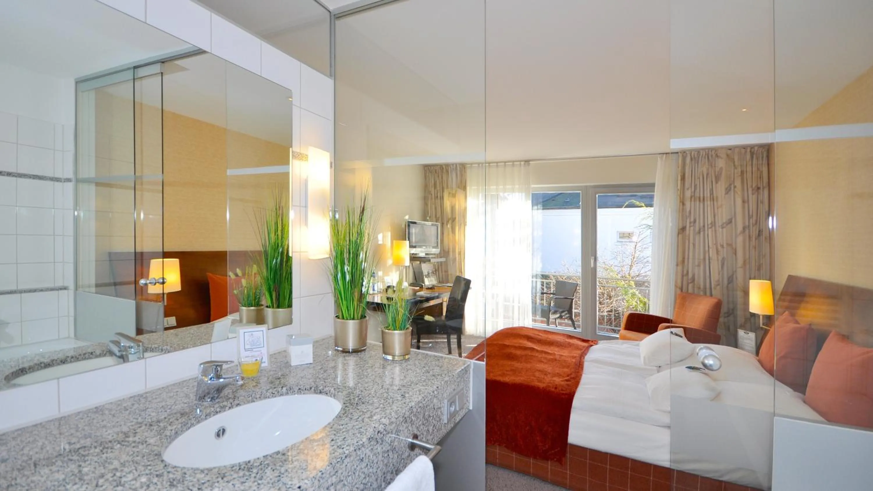 Bathroom, Bed in Wellings Romantik Hotel zur Linde