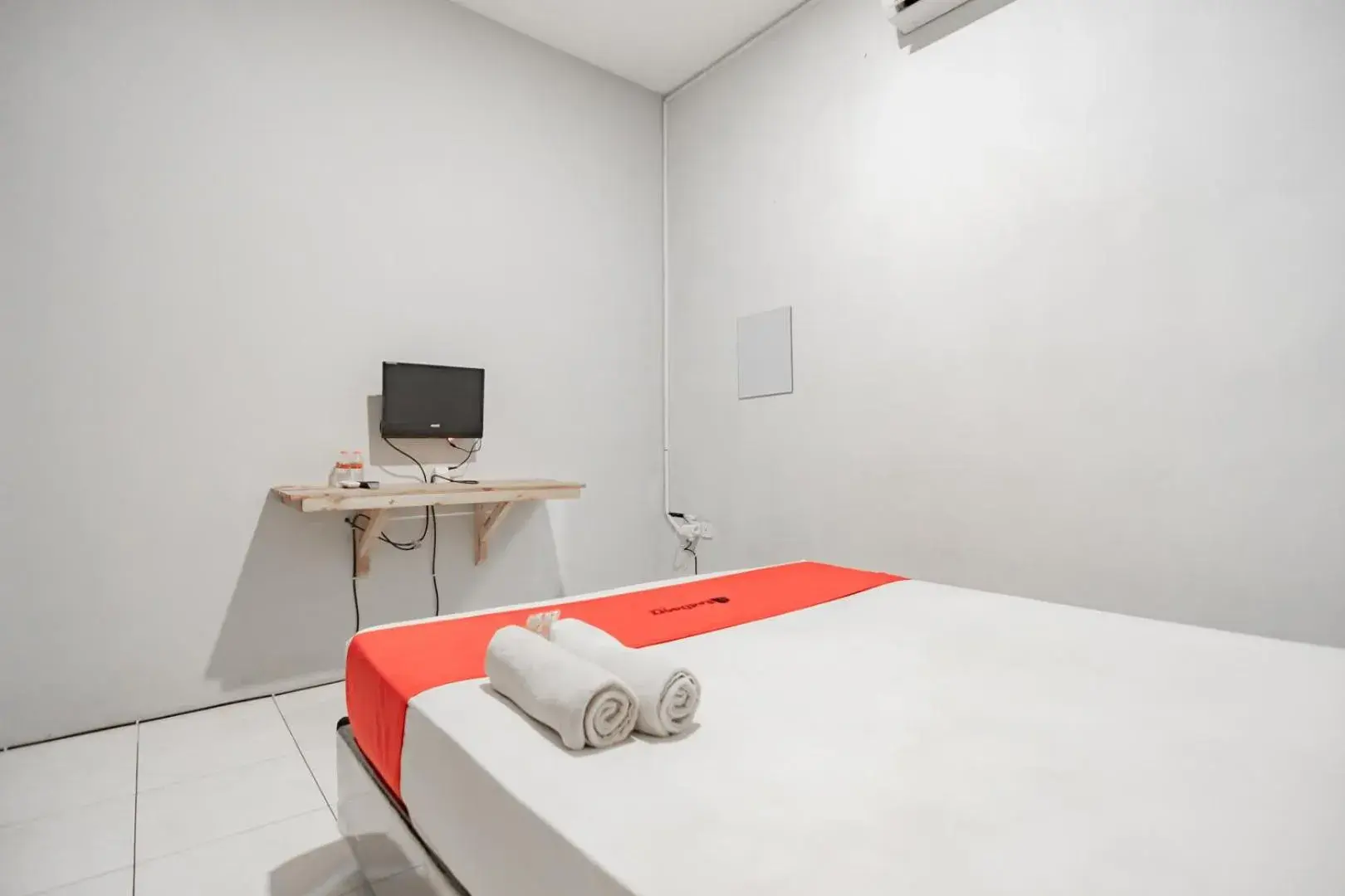 Bedroom, Bed in RedDoorz near Exit Toll Pasteur 4 Bedroom, Bed in RedDoorz near Exit Toll Pasteur 4