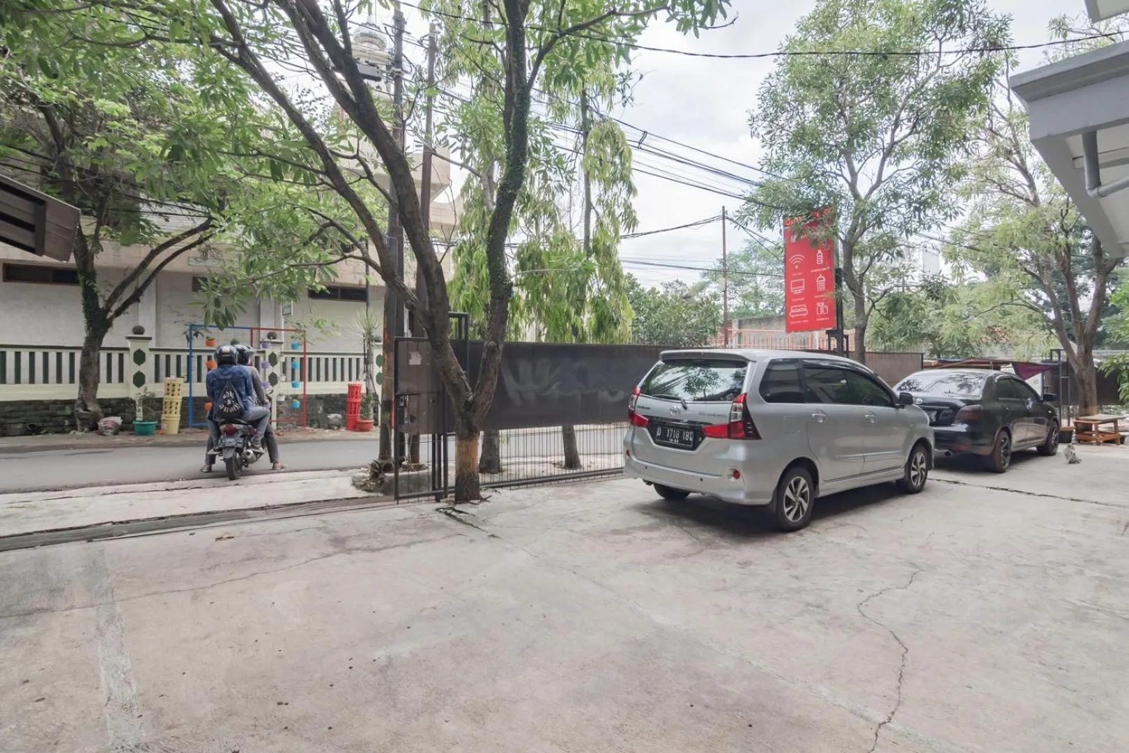 Parking in RedDoorz near Exit Toll Pasteur 4