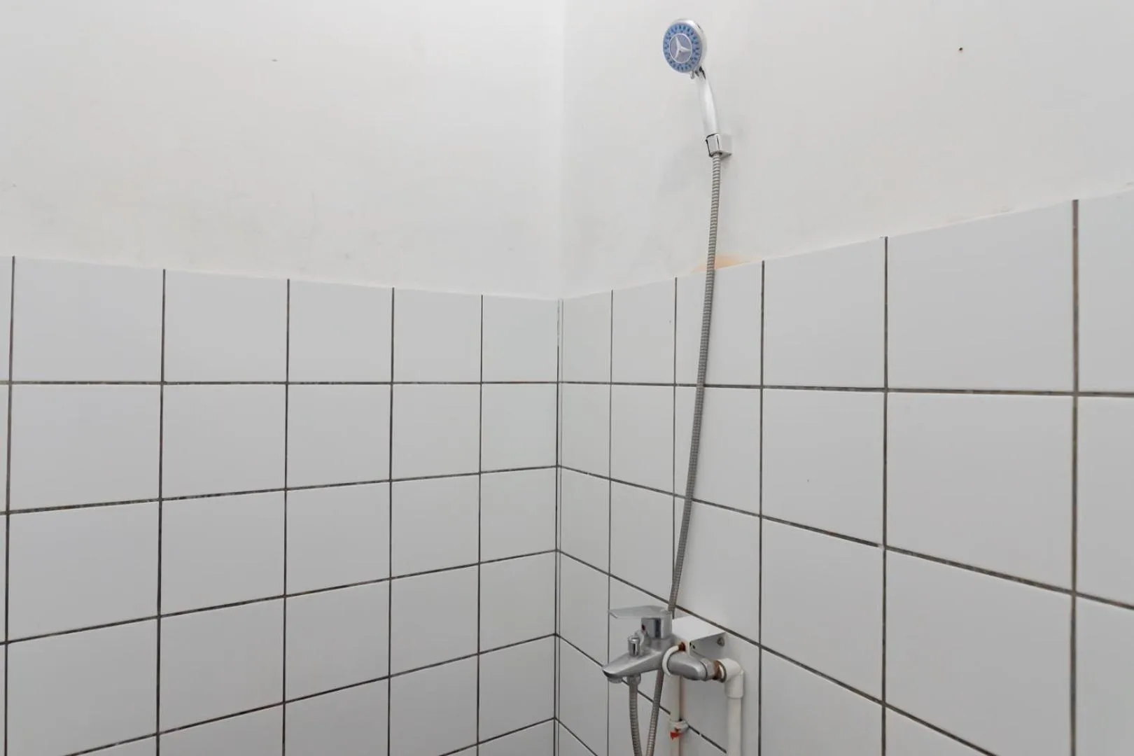 Shower in RedDoorz near Exit Toll Pasteur 4