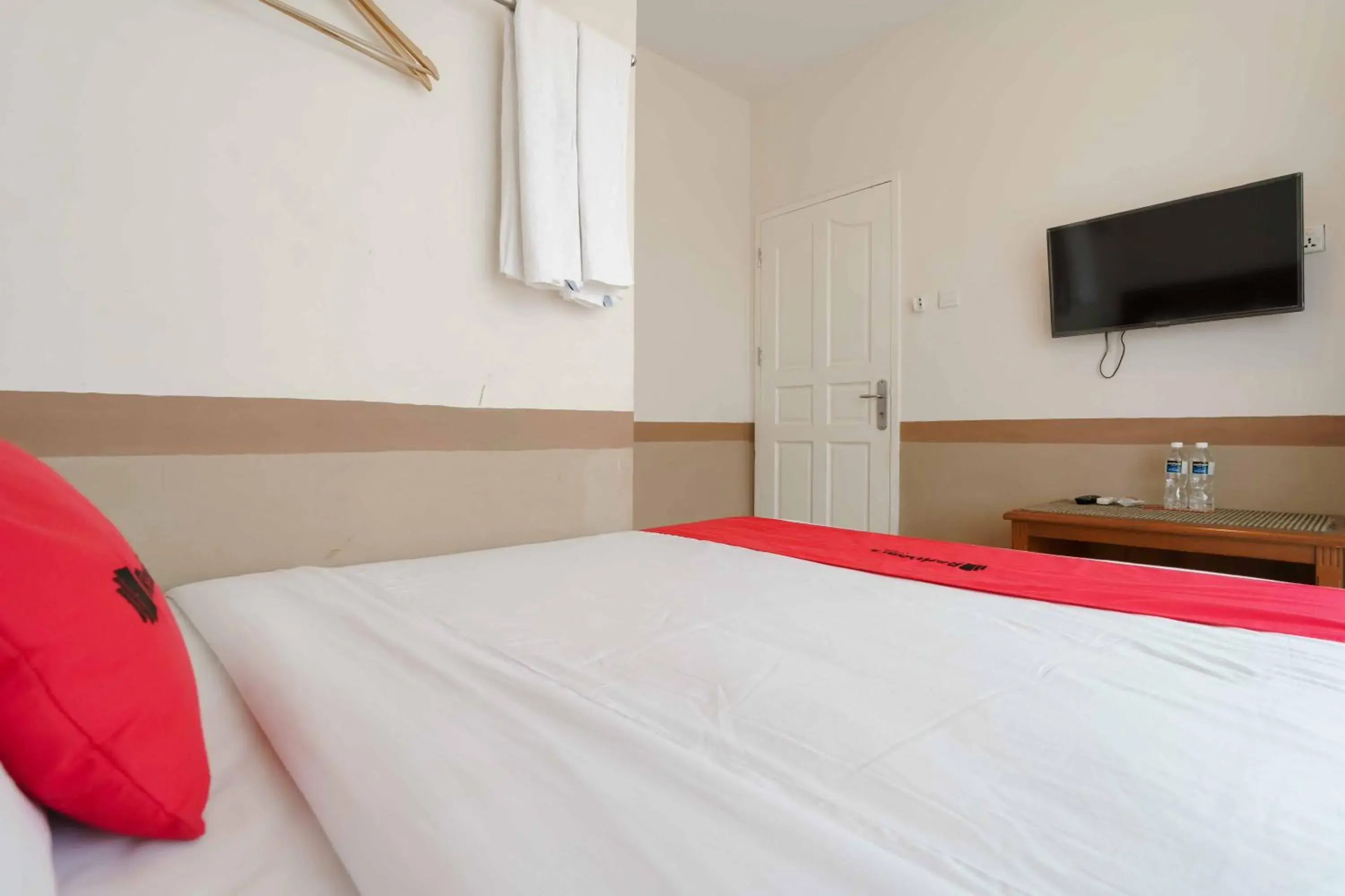 Bed in RedDoorz near Plaza Botania 1 Batam Bed in RedDoorz near Plaza Botania 1 Batam