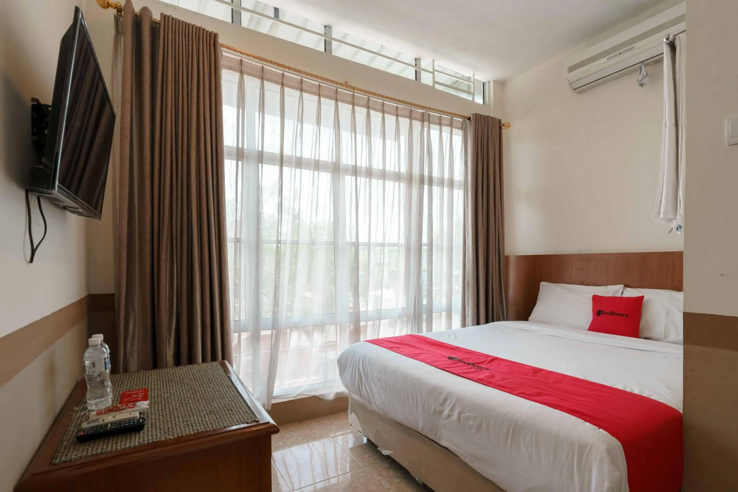 Bathroom, Bed in RedDoorz near Plaza Botania 1 Batam