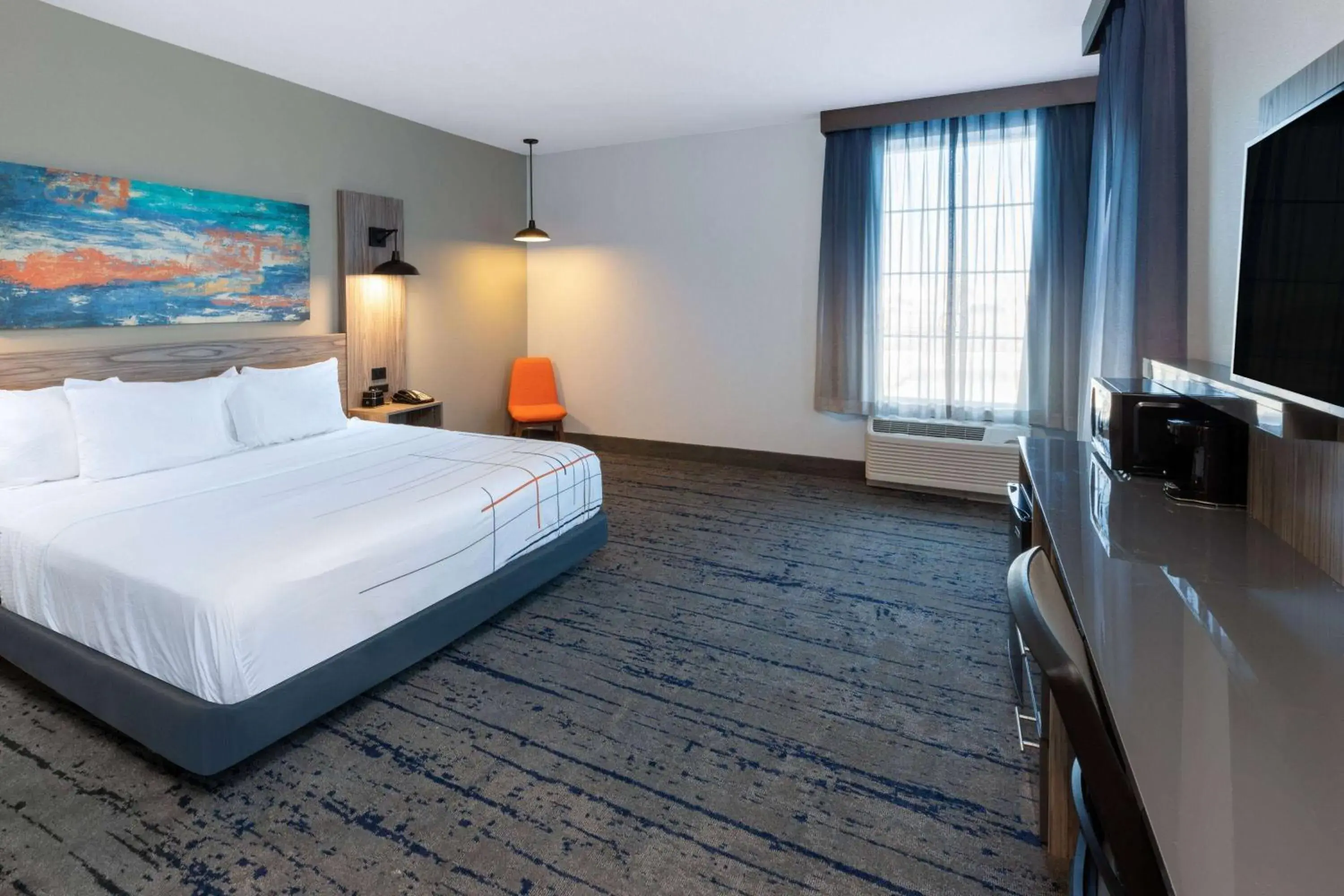 King Room with Bath Tub - Mobility/Hearing Accessible - Non-Smoking in La Quinta Inn & Suites by Wyndham Dallas - Frisco Stadium King Room with Bath Tub - Mobility/Hearing Accessible - Non-Smoking in La Quinta Inn & Suites by Wyndham Dallas - Frisco Stadium