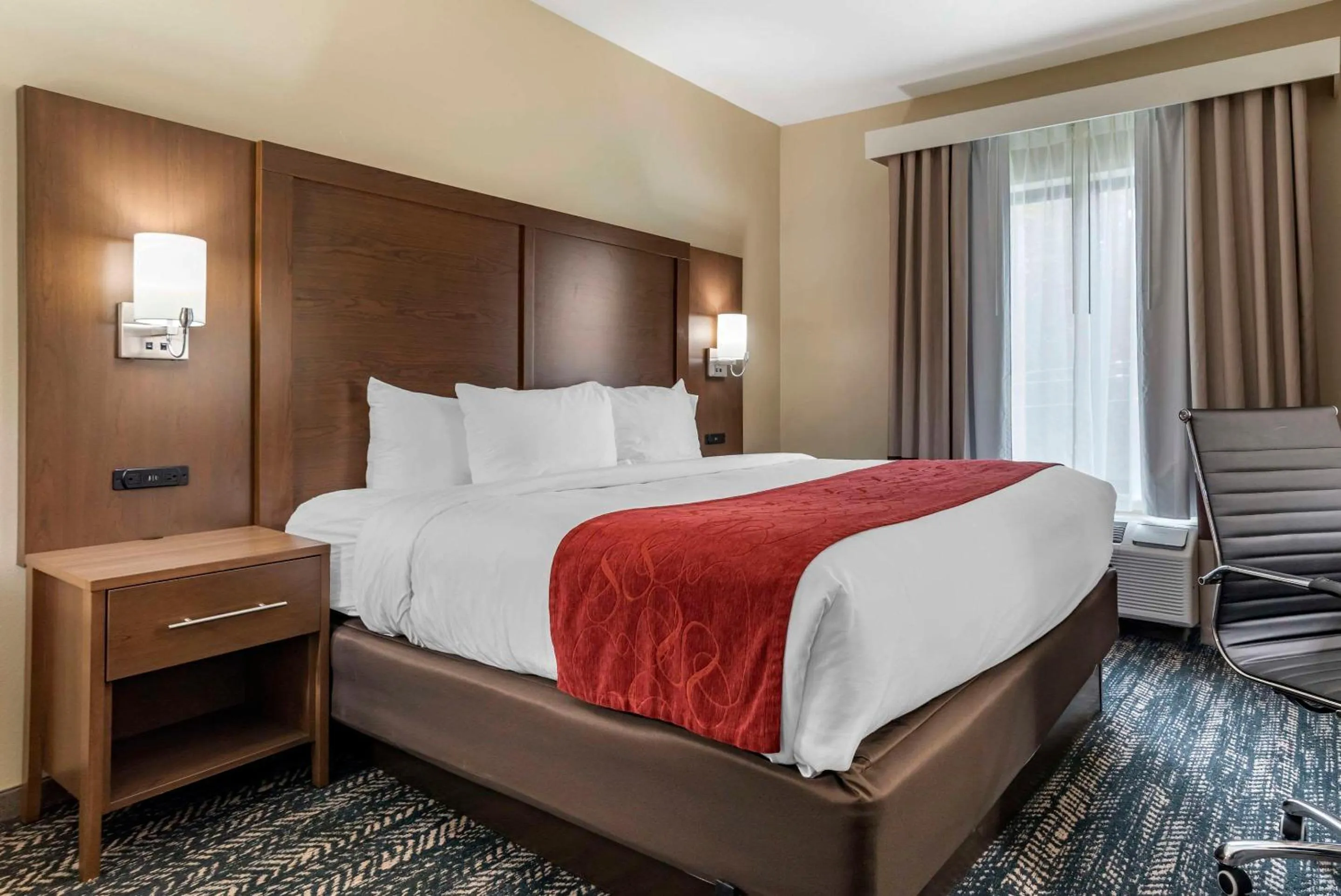 Bedroom, Bed in Comfort Inn & Suites Downtown near University