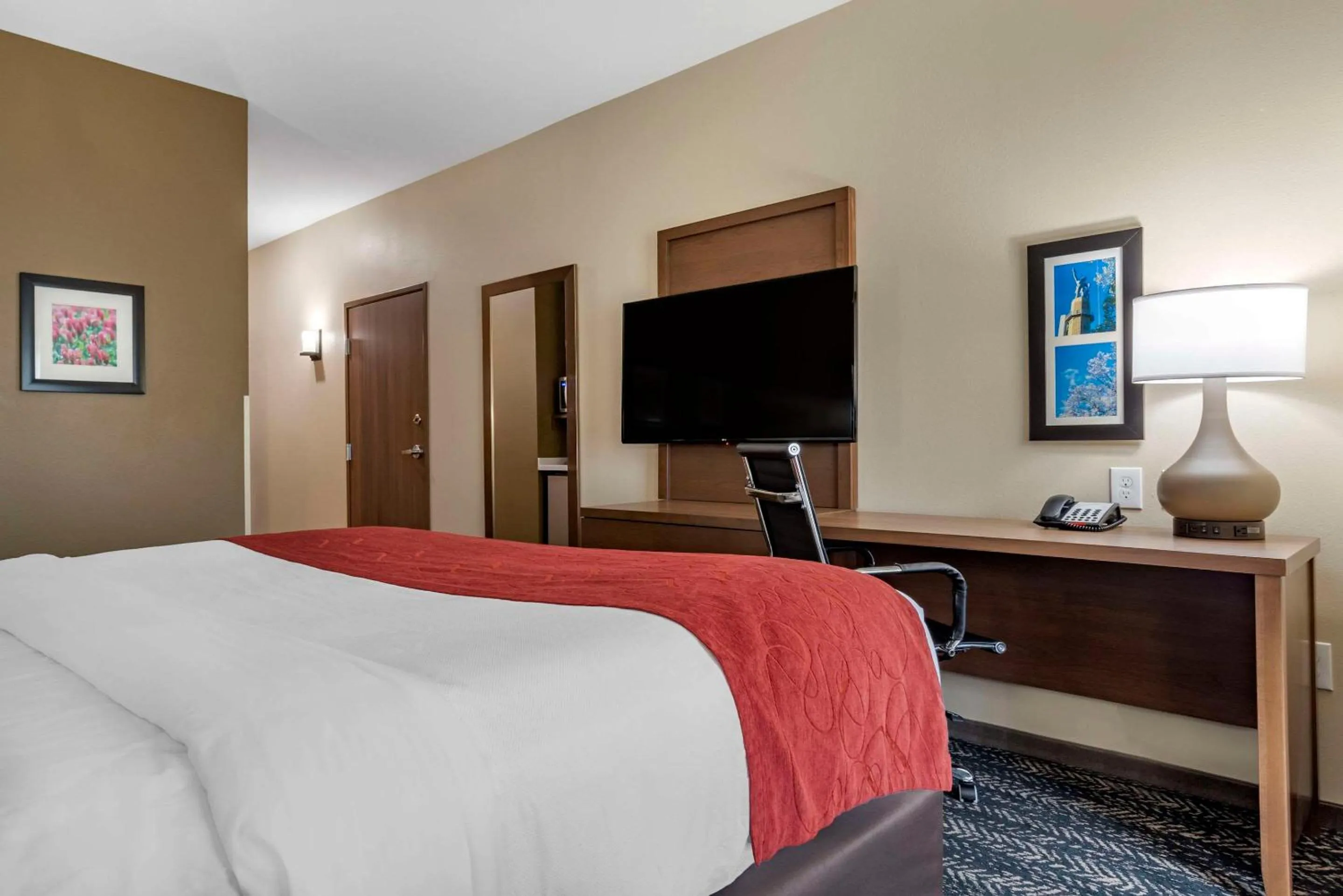 Bedroom, Bed in Comfort Inn & Suites Downtown near University
