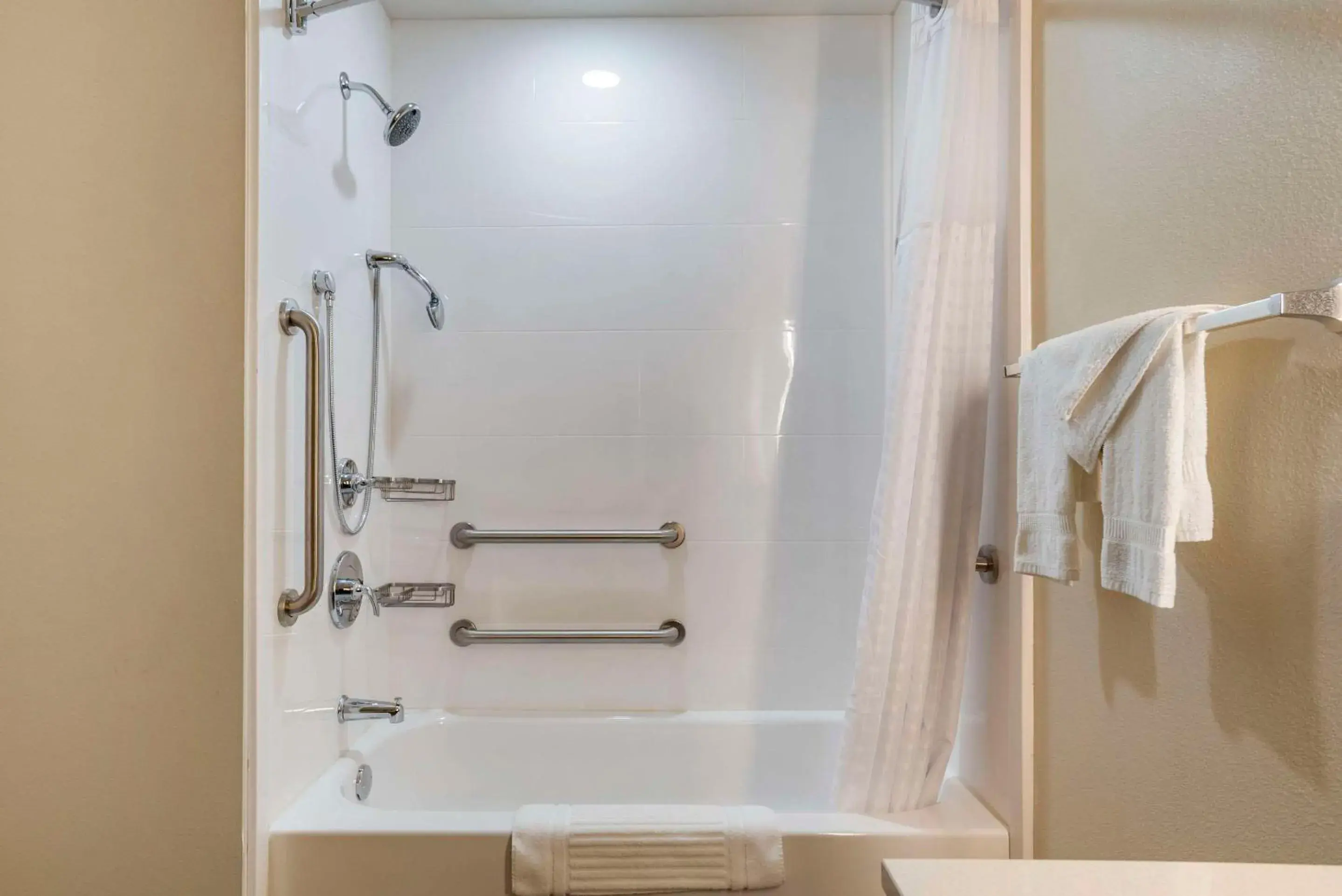 Bedroom in Comfort Inn & Suites Downtown near University Bedroom in Comfort Inn & Suites Downtown near University