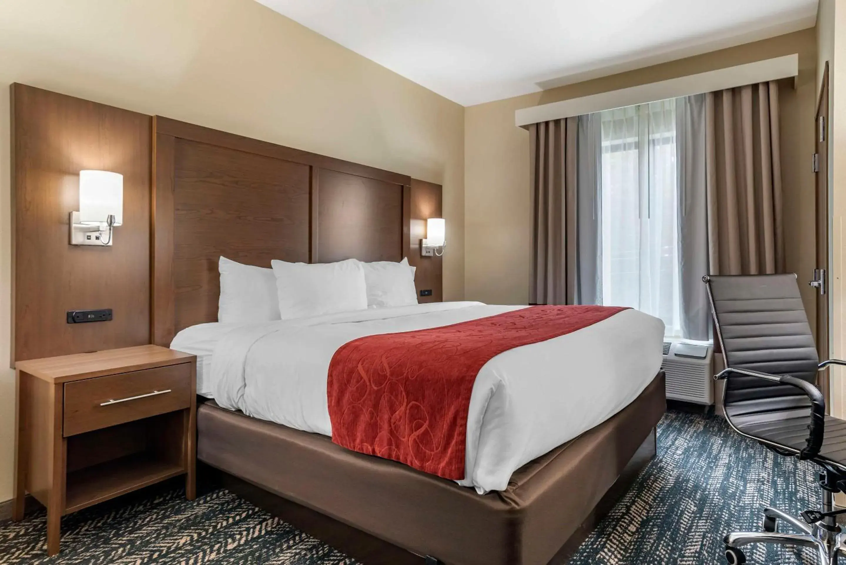 Bedroom, Bed in Comfort Inn & Suites Downtown near University Bedroom, Bed in Comfort Inn & Suites Downtown near University