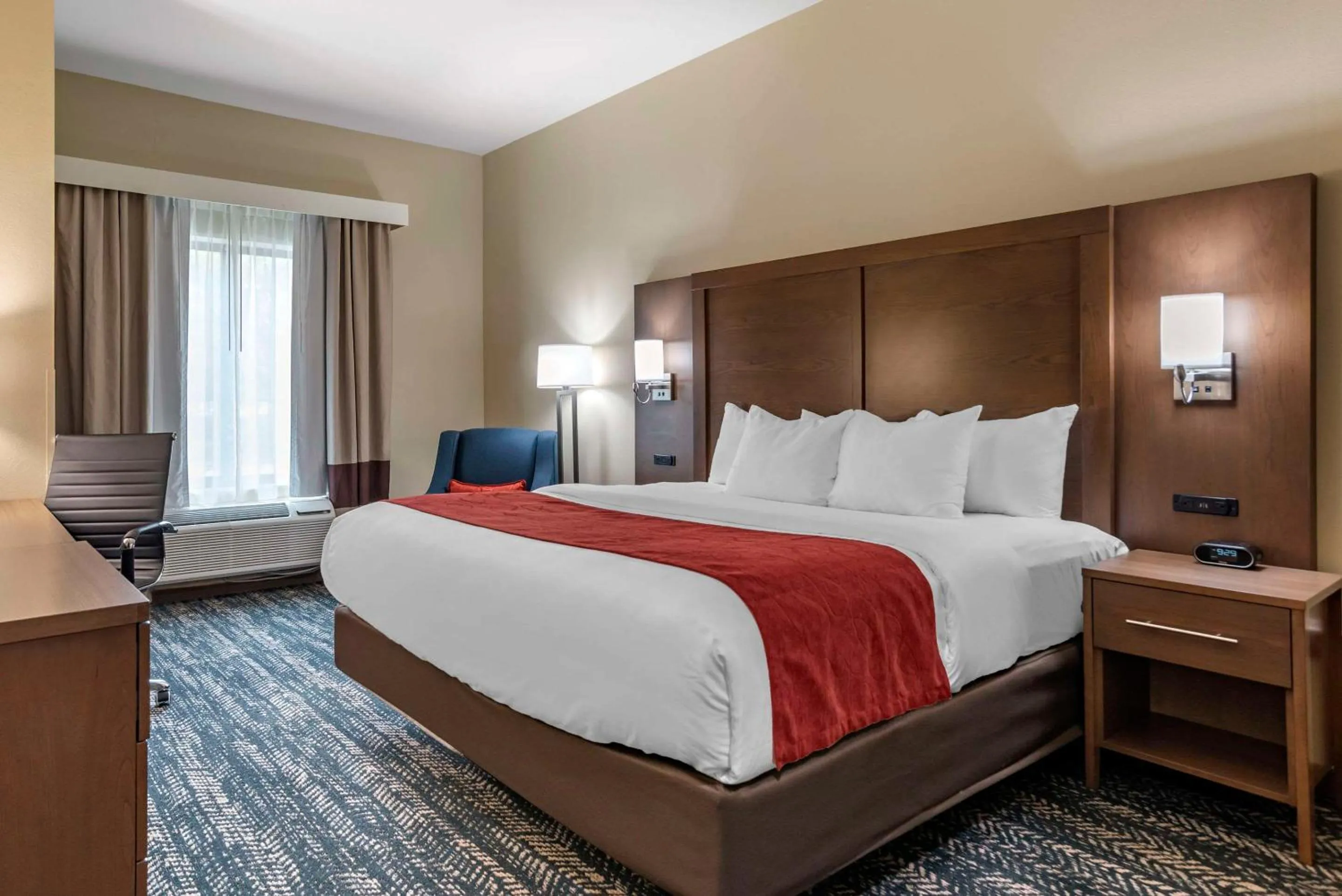 Bedroom, Bed in Comfort Inn & Suites Downtown near University