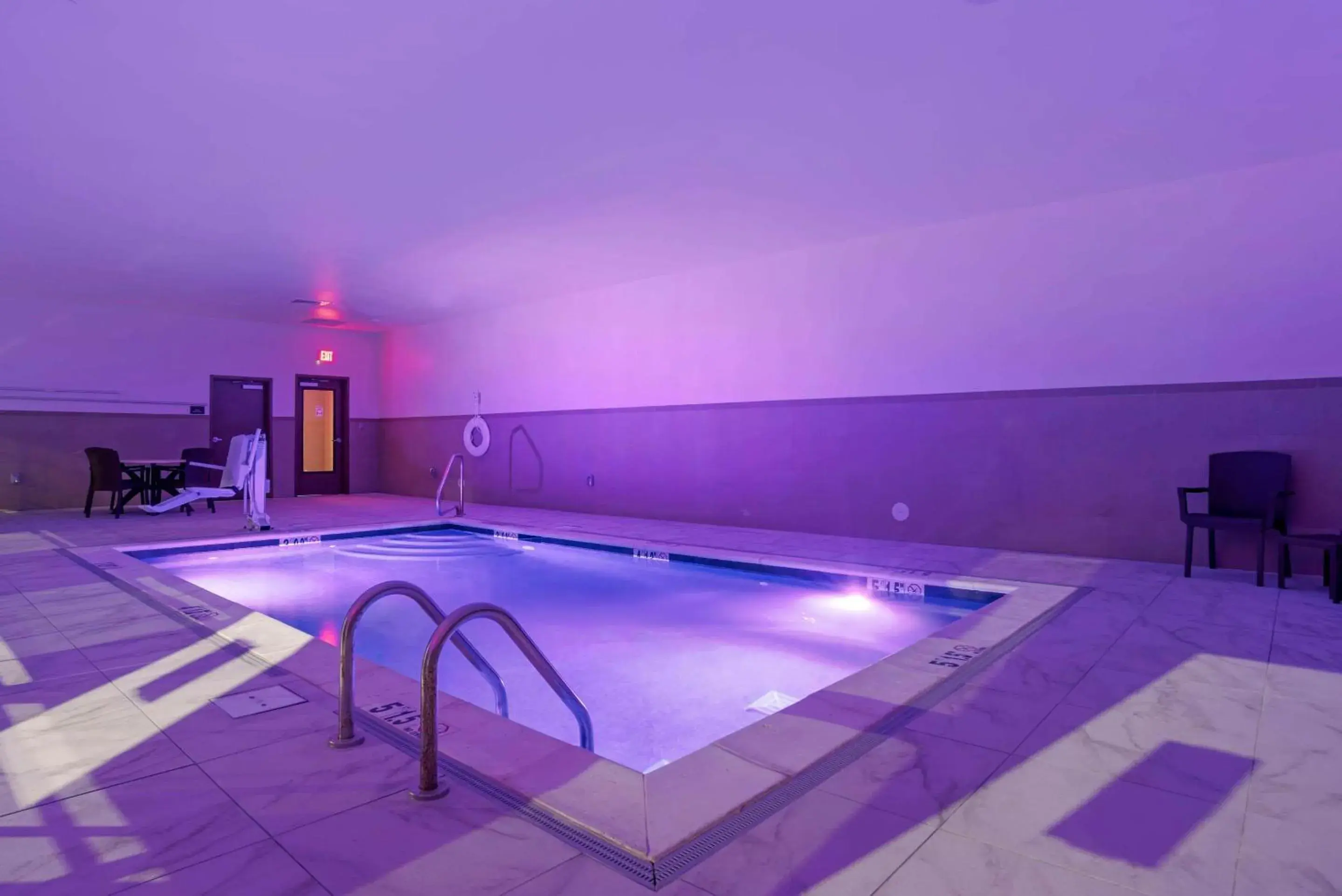 Swimming pool in Comfort Inn & Suites Downtown near University Swimming pool in Comfort Inn & Suites Downtown near University