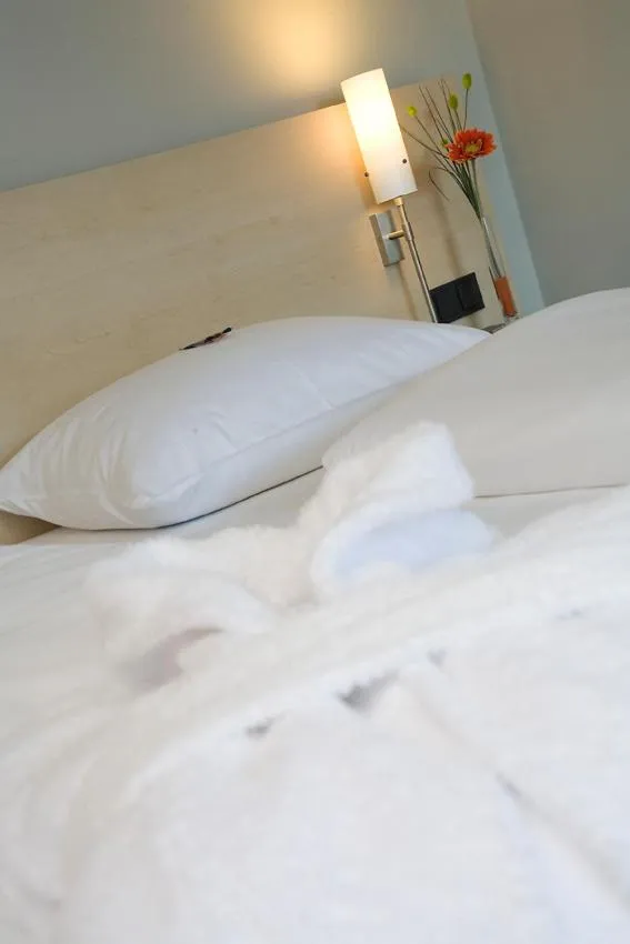 Photo of the whole room, Bed in ATLANTIC Hotel Universum