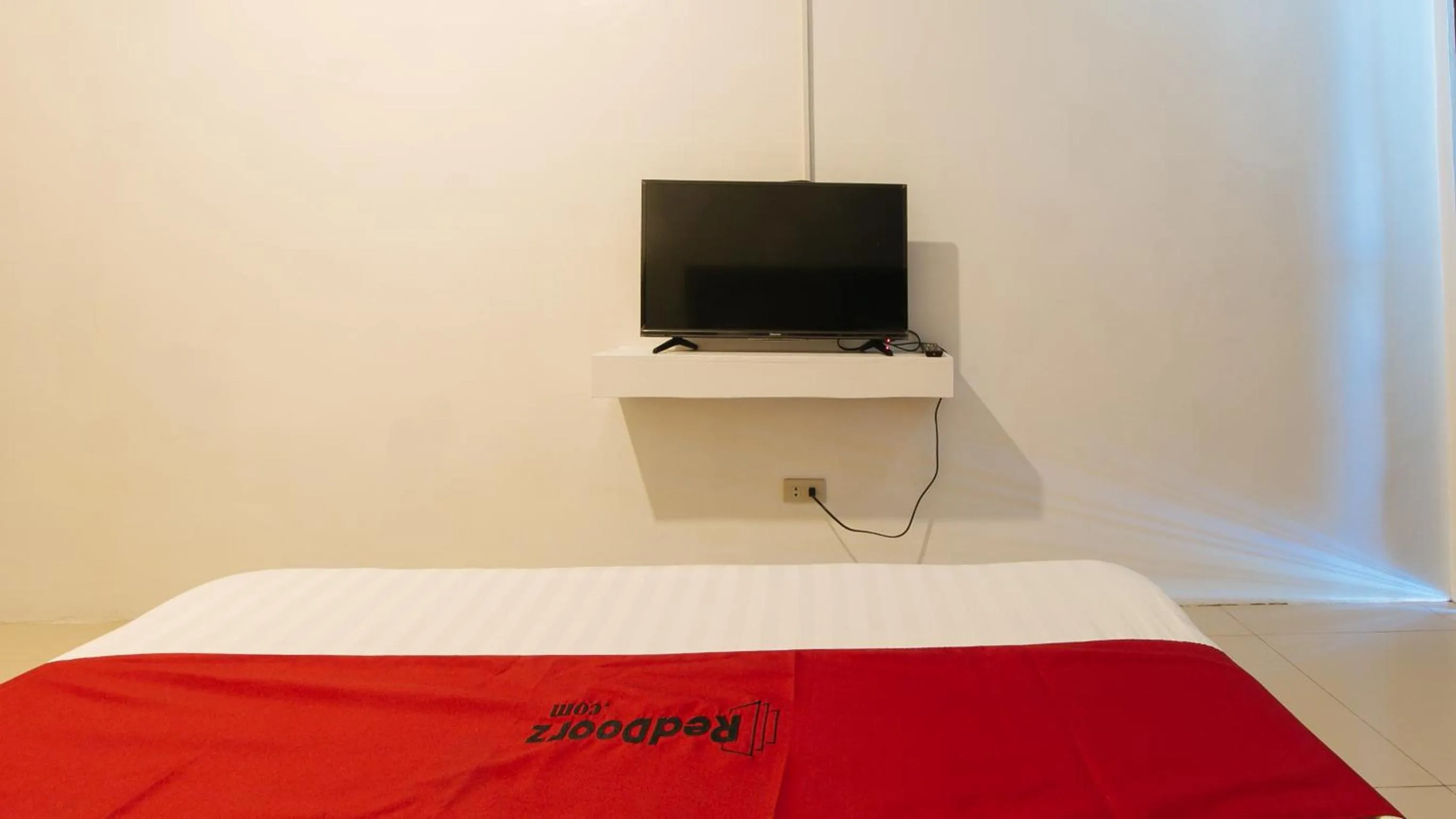 Bathroom, Bed in RedDoorz @ Golite Washington