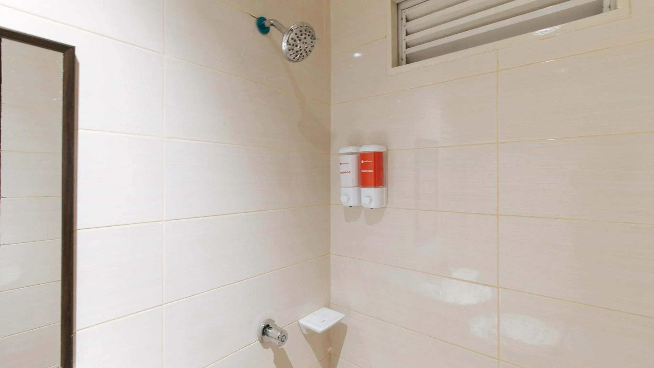 Shower in RedDoorz @ Golite Old Albay