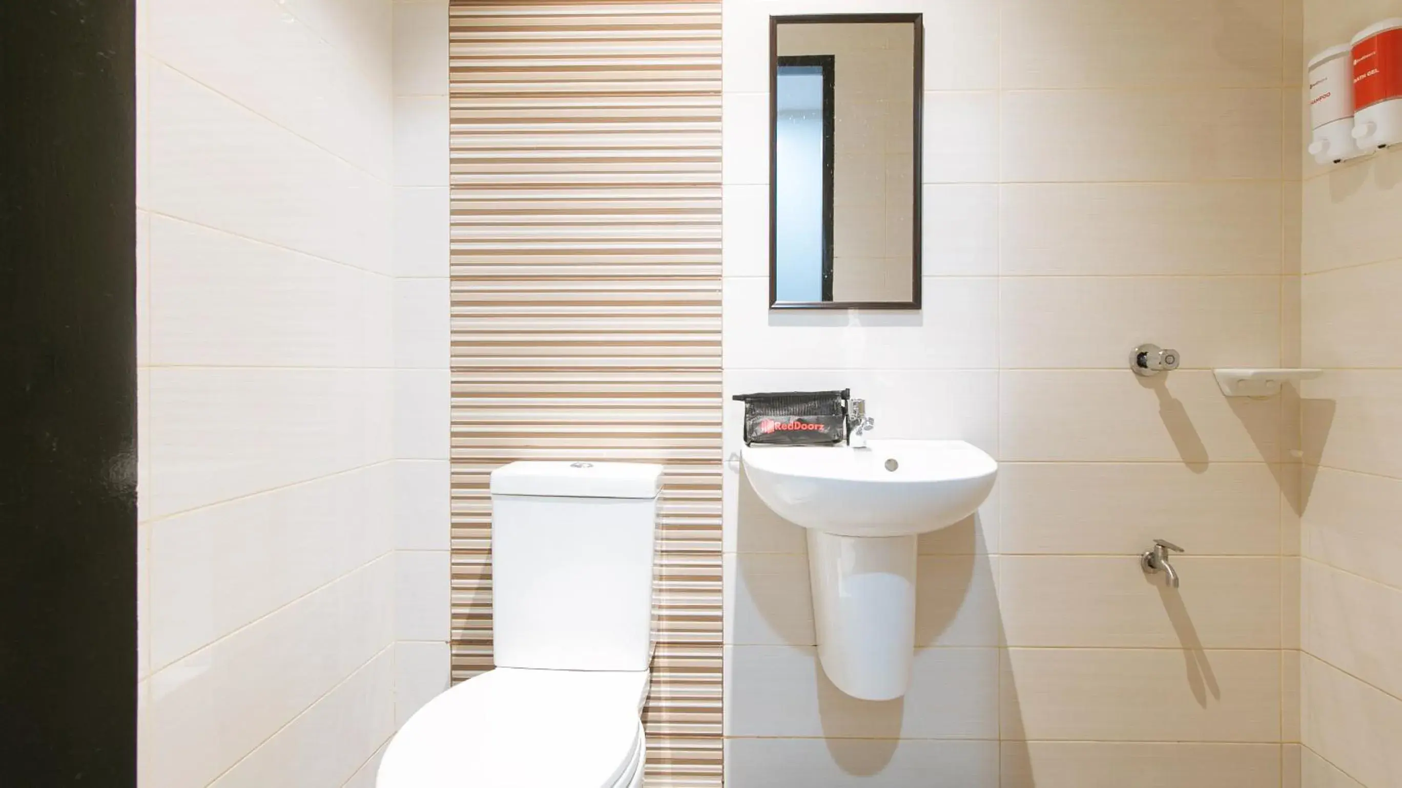 Toilet in RedDoorz @ Golite Old Albay Toilet in RedDoorz @ Golite Old Albay