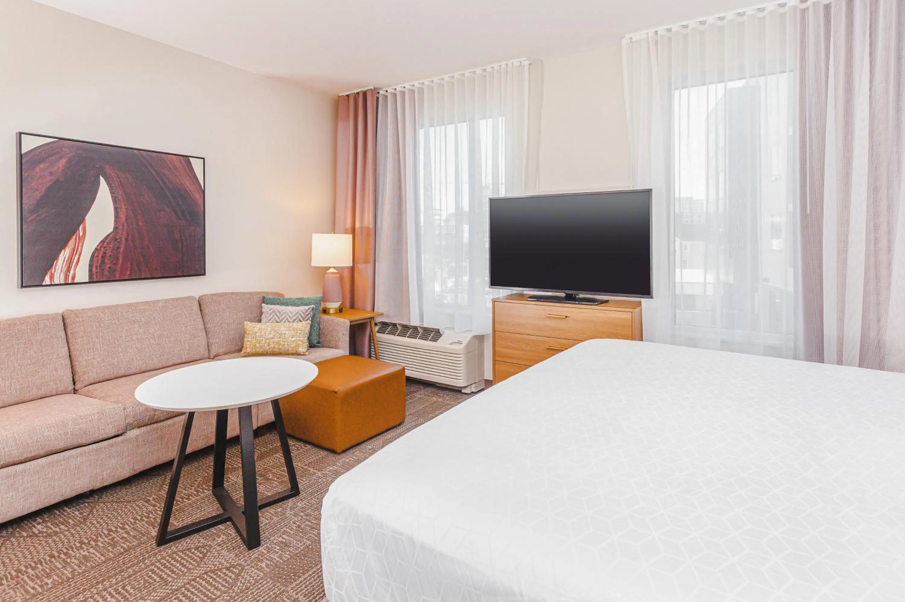 Photo of the whole room, Bed in Staybridge Suites - Nashville - Vanderbilt by IHG