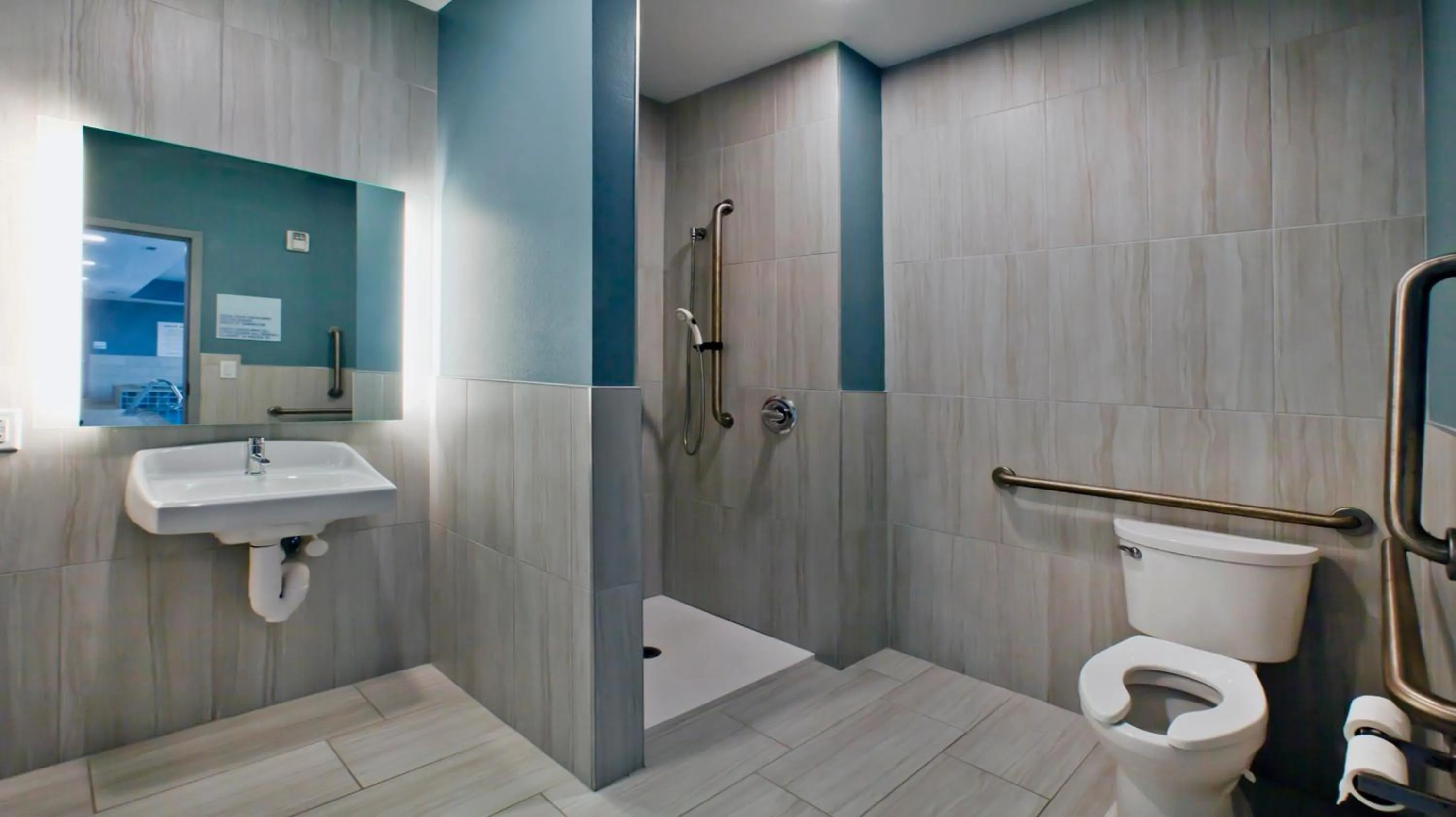 Swimming pool, Bathroom in Holiday Inn Express and Suites Green River