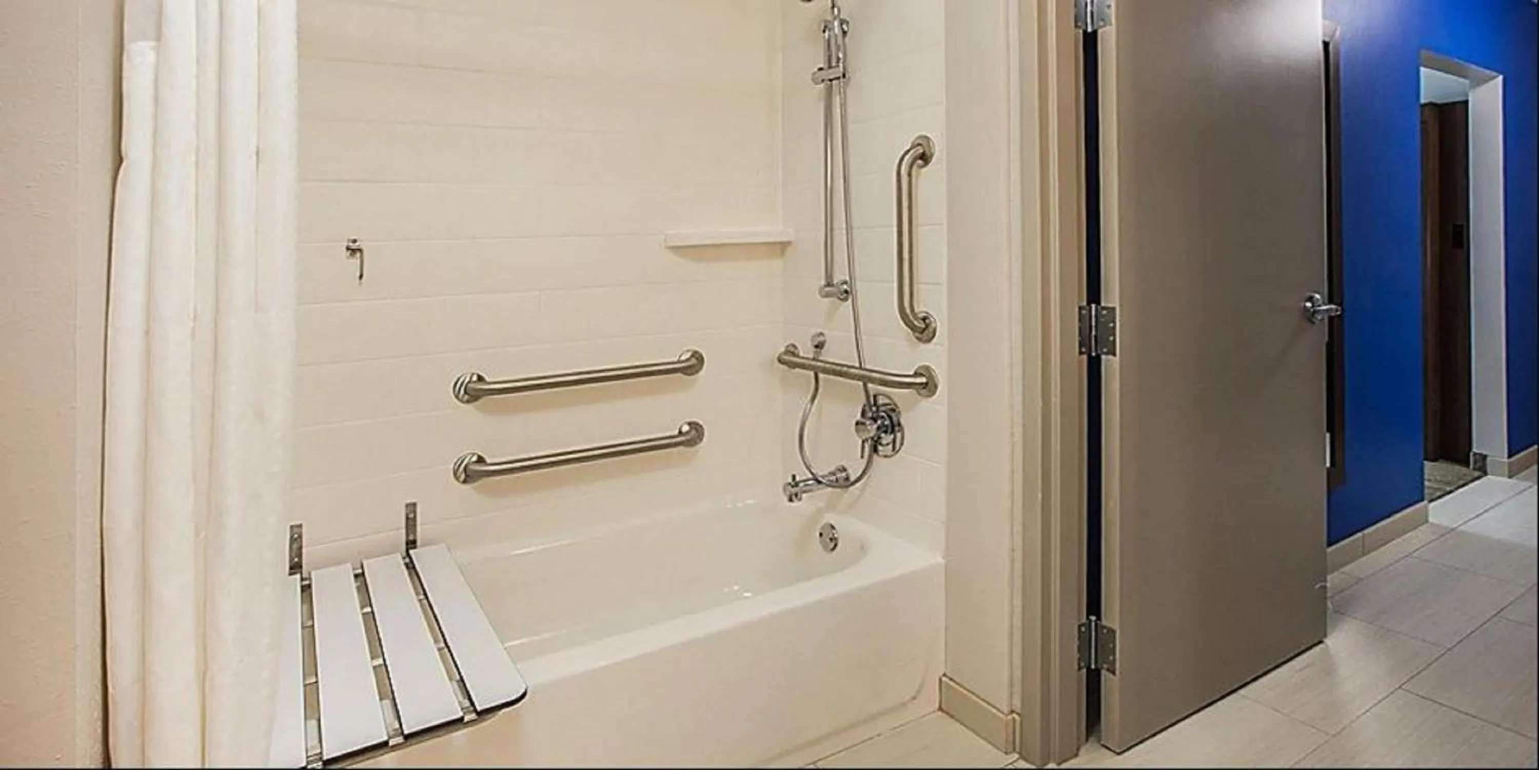 Bathroom in Holiday Inn Express and Suites Green River