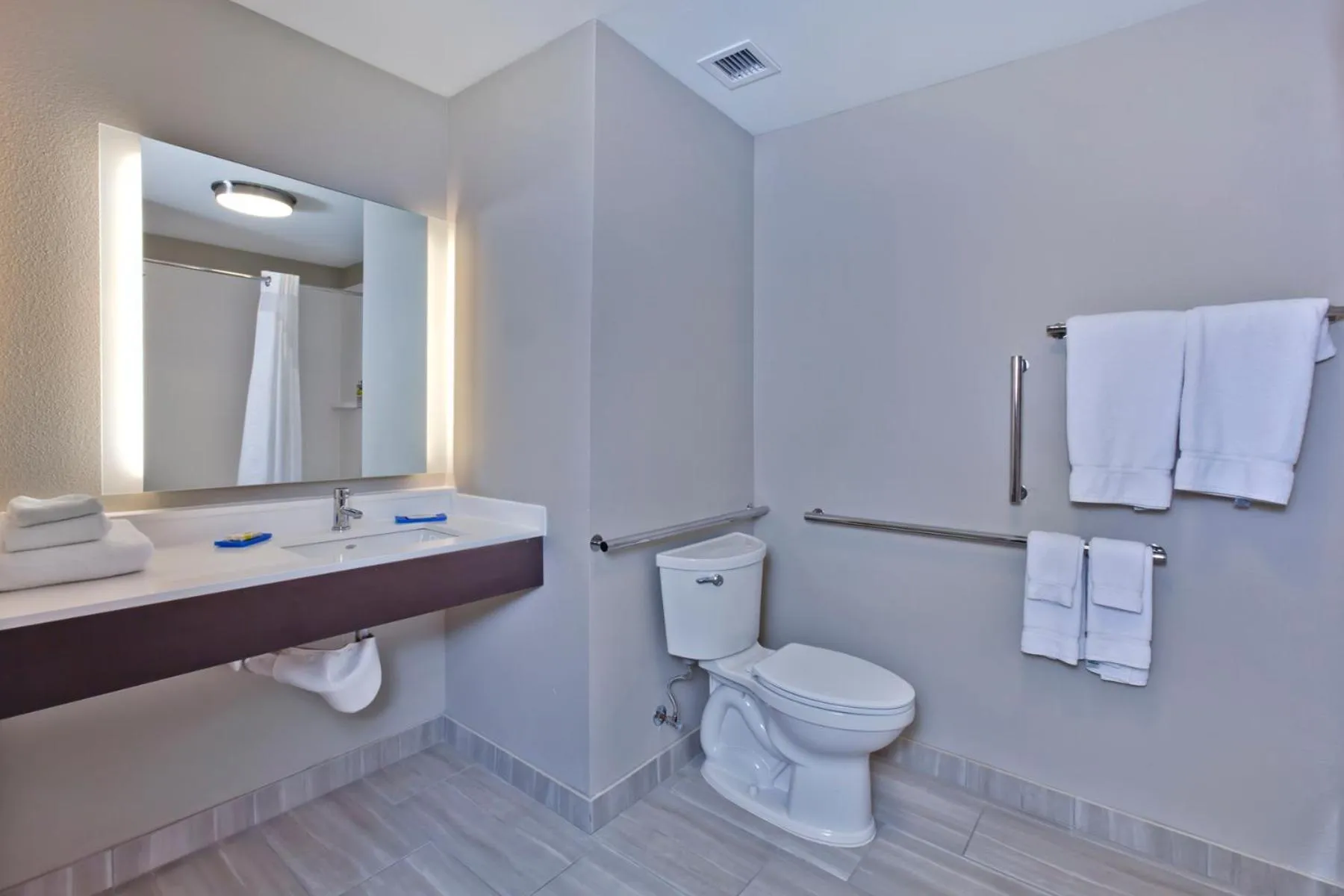 Bathroom in Holiday Inn Express and Suites Green River