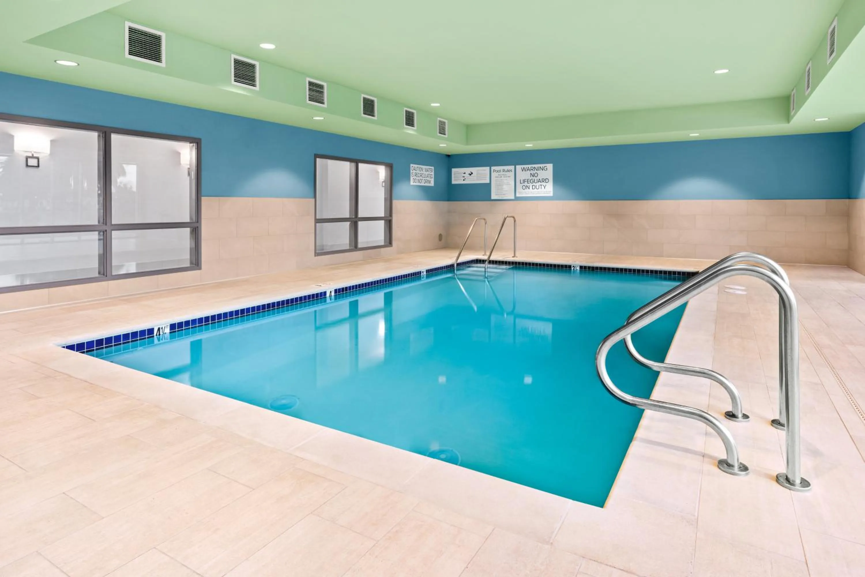 Swimming pool in Holiday Inn Express & Suites - Suisun City by IHG