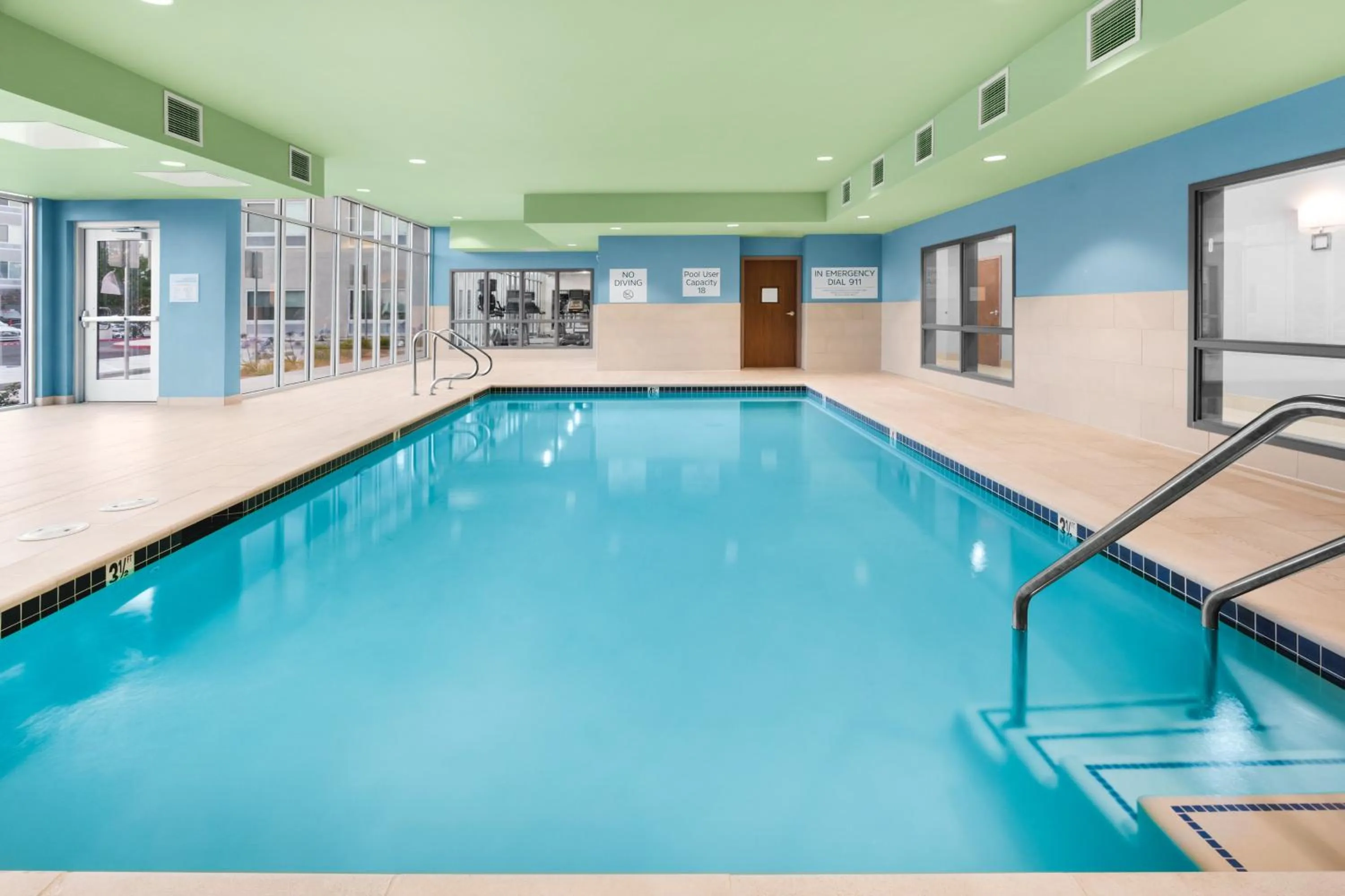 Swimming pool in Holiday Inn Express & Suites - Suisun City by IHG