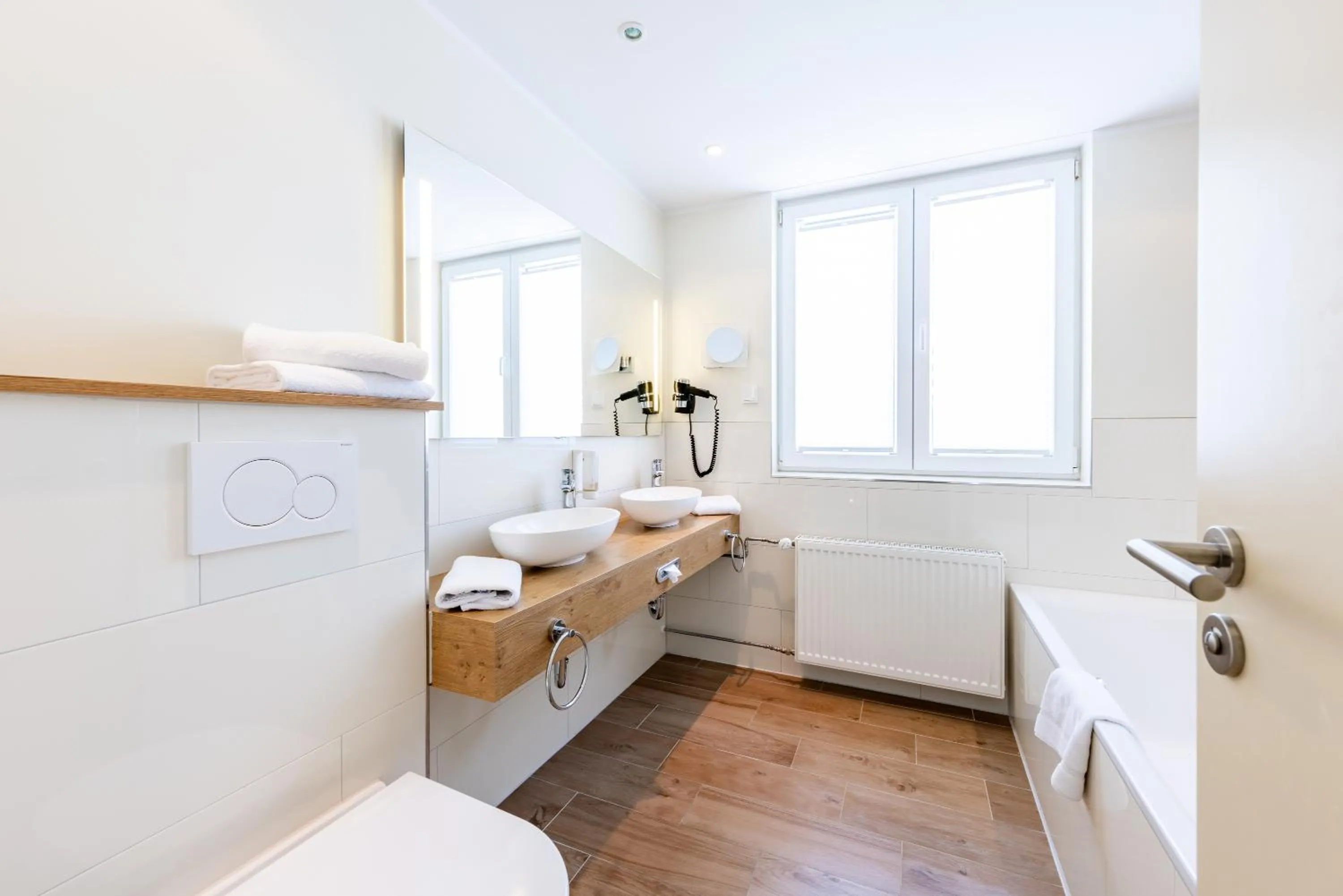 Bathroom, Bed in Maingau Hotel