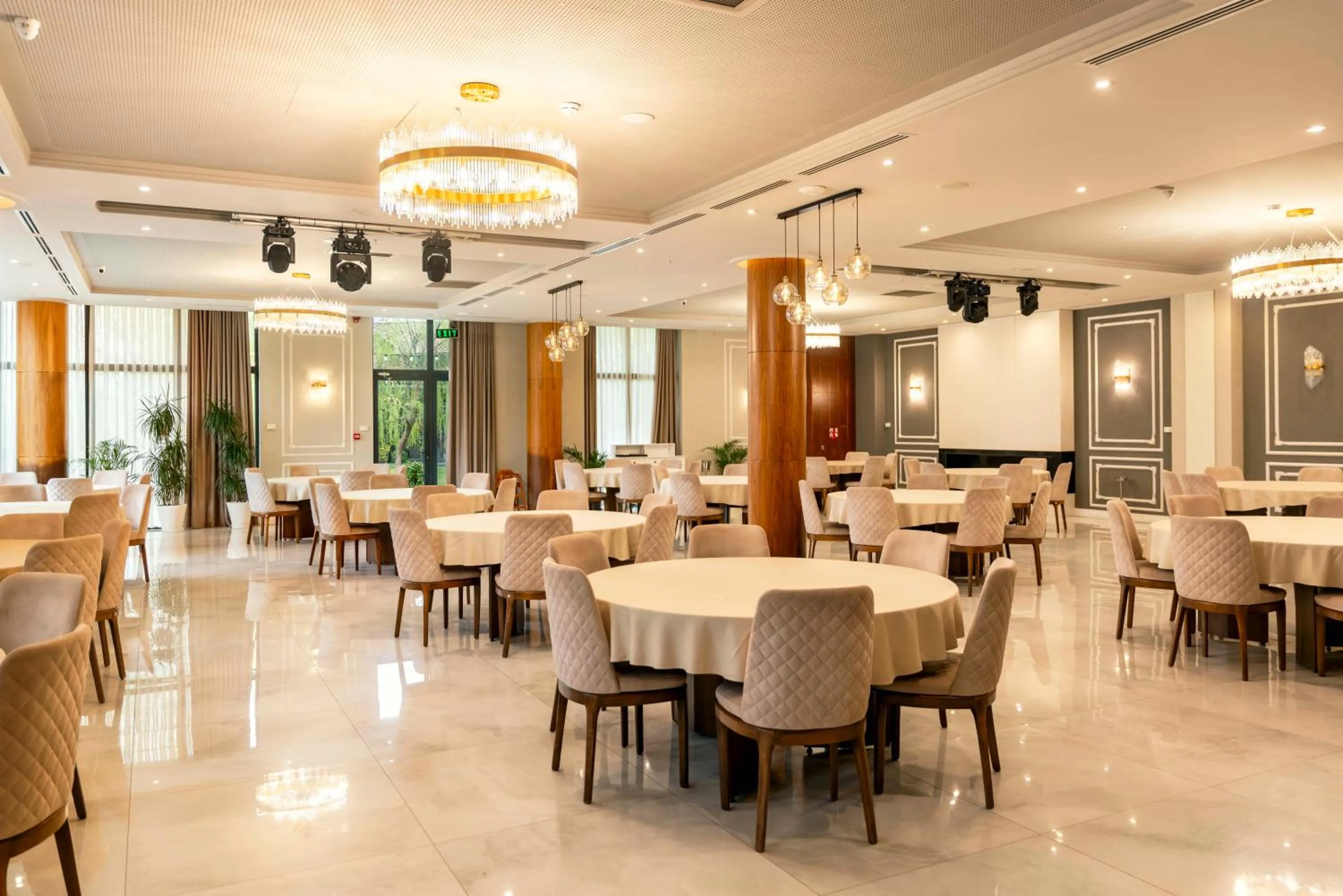 Restaurant/places to eat in Villa Mosavali