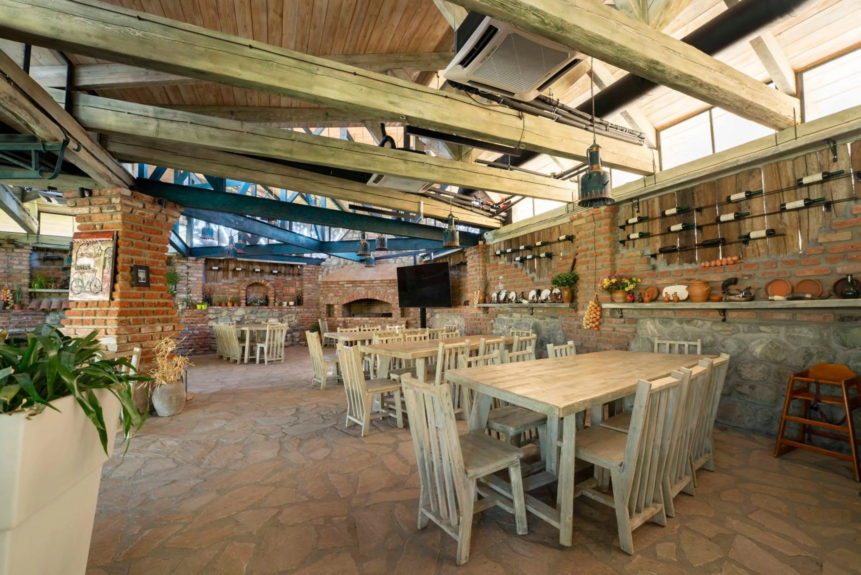 Restaurant/places to eat in Villa Mosavali