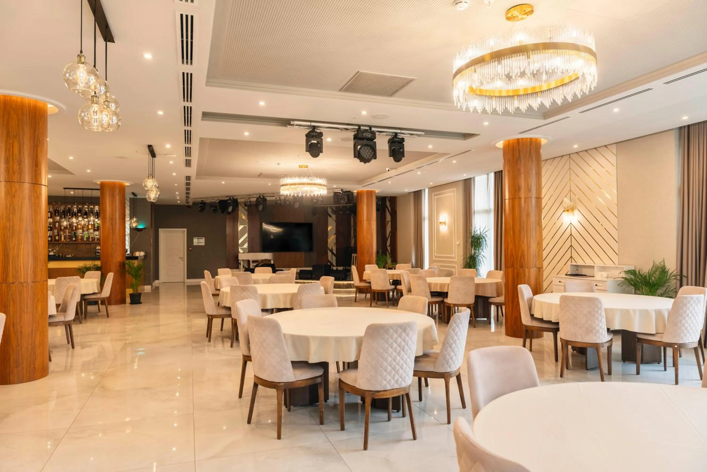 Restaurant/places to eat in Villa Mosavali