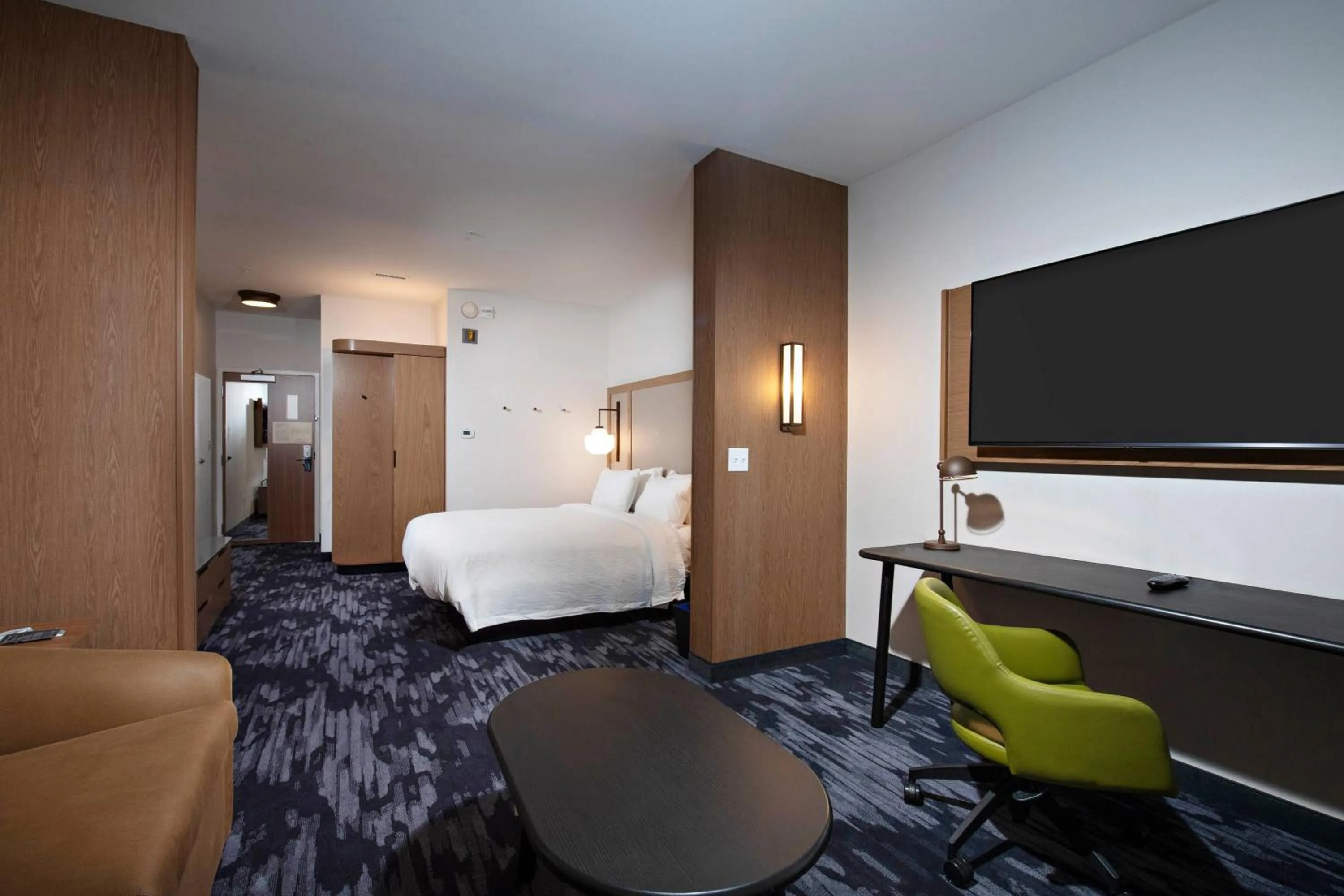 Living room, Bed in Fairfield Inn & Suites by Marriott Dayton North