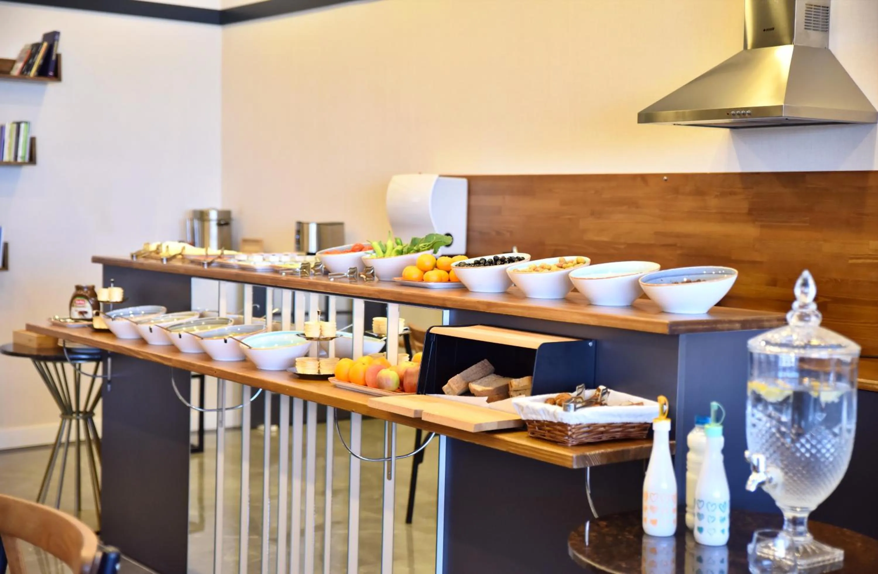 Restaurant/places to eat in Roof 264 Hotel & Suites