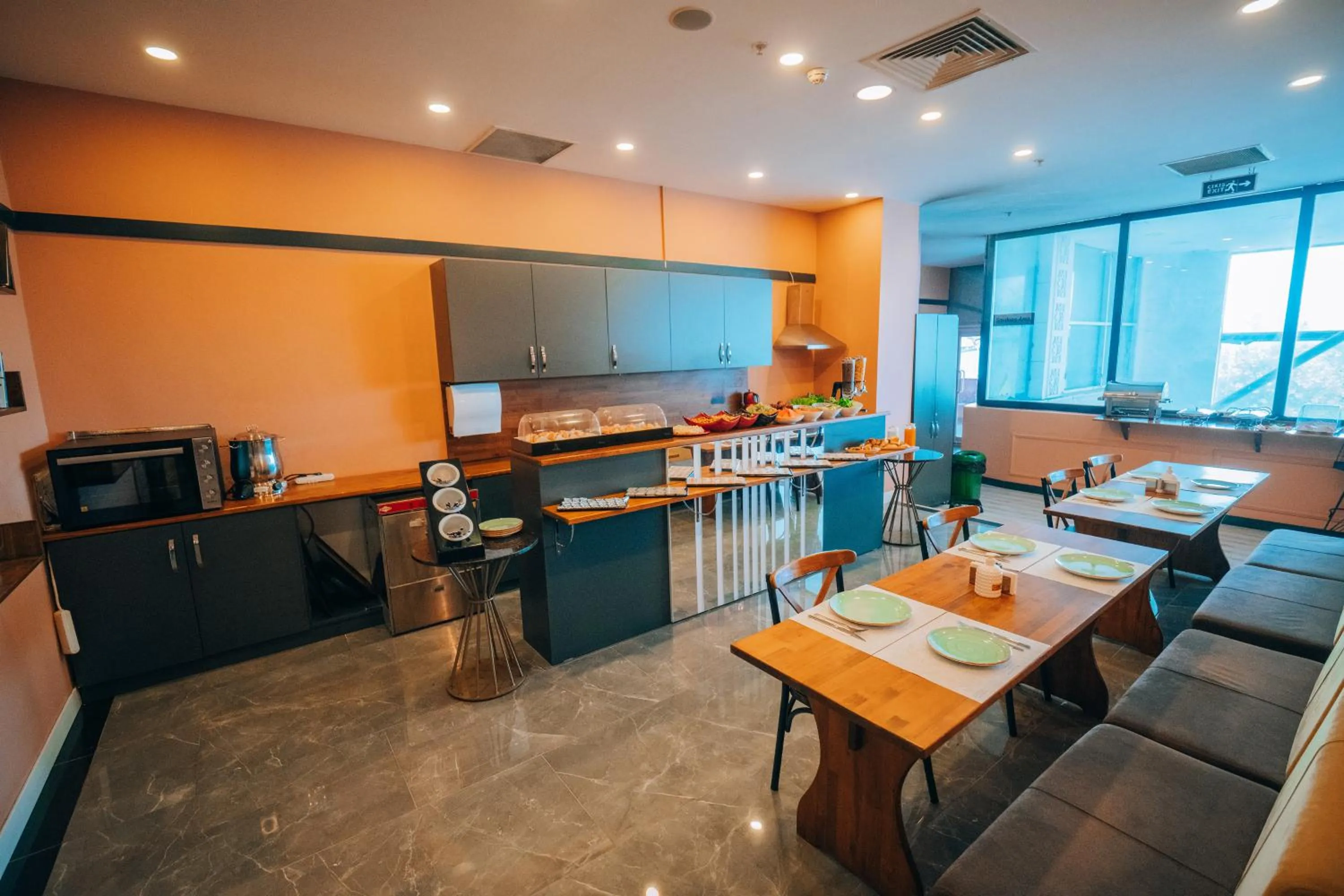 Restaurant/places to eat in Roof 264 Hotel & Suites