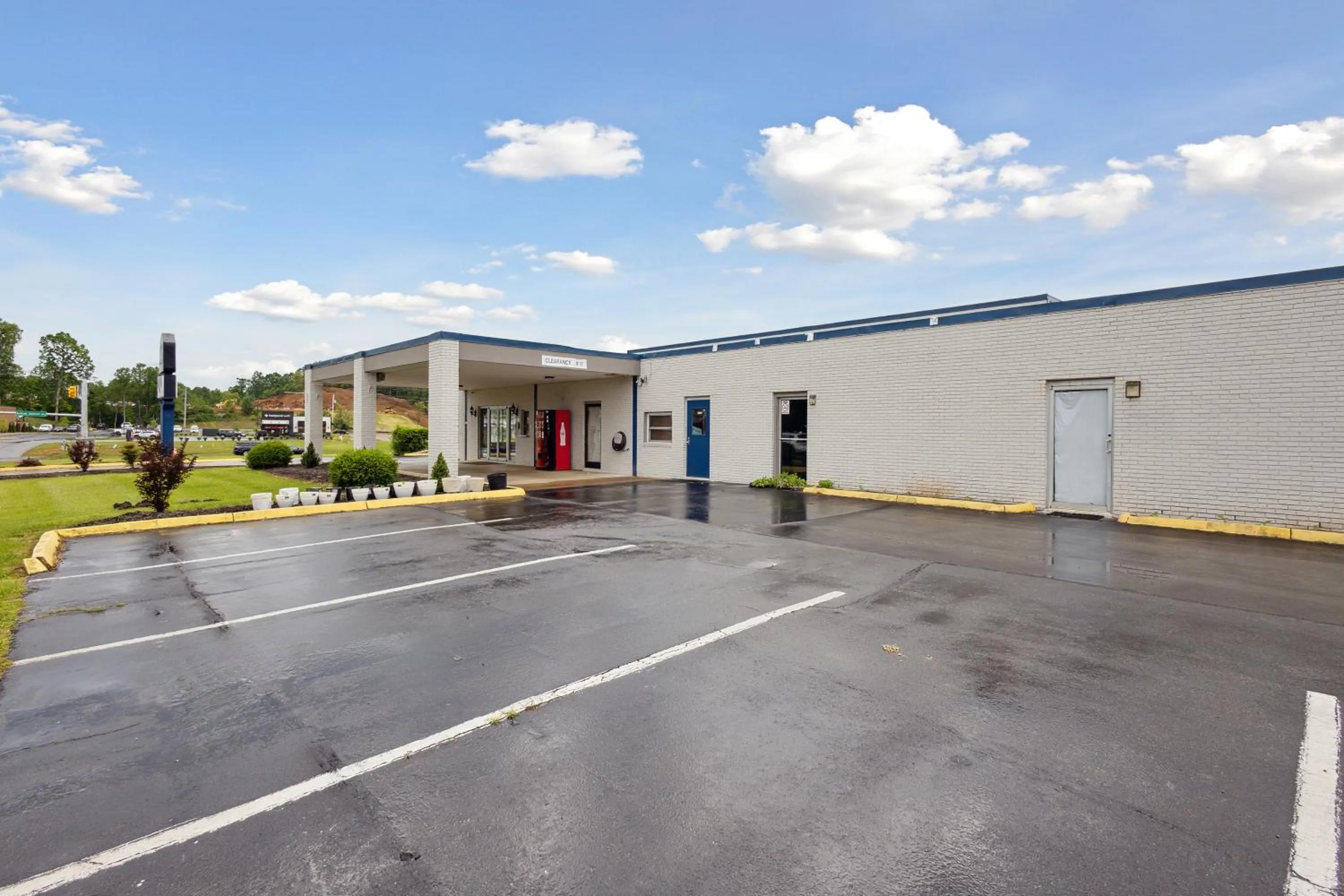 Parking in Relax inn by OYO Greeneville Near Hwy US-321