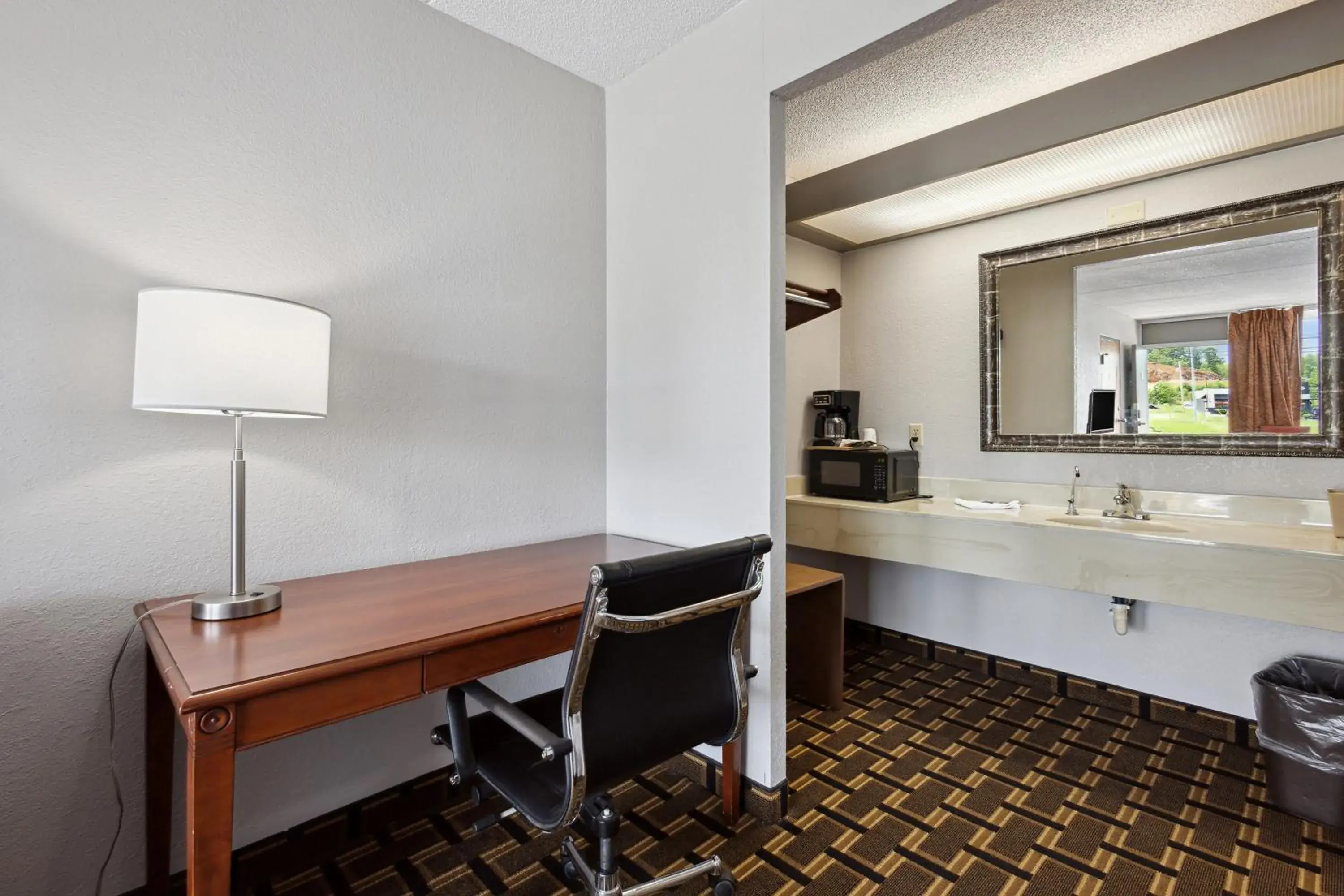 Bedroom in Relax inn by OYO Greeneville Near Hwy US-321 Bedroom in Relax inn by OYO Greeneville Near Hwy US-321