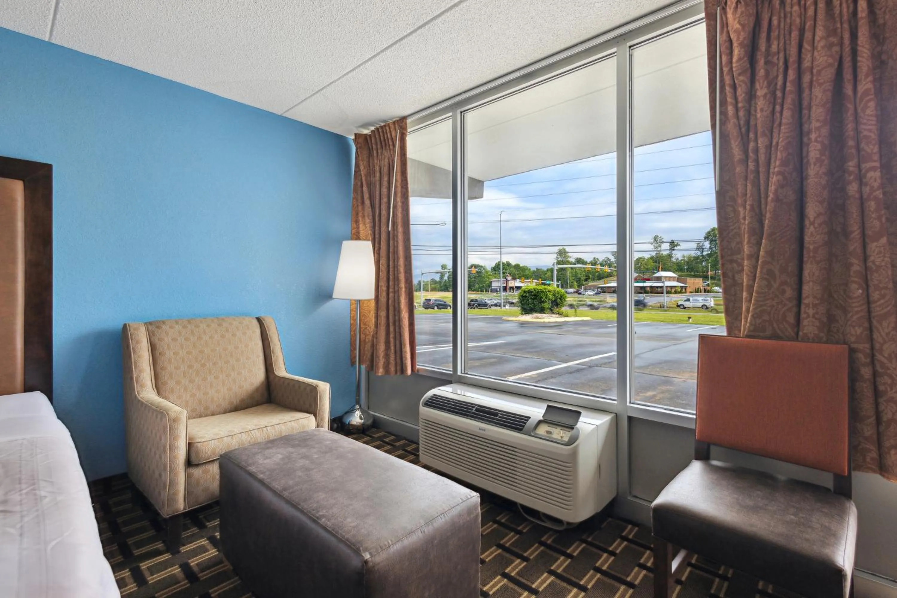 Seating area in Relax inn by OYO Greeneville Near Hwy US-321