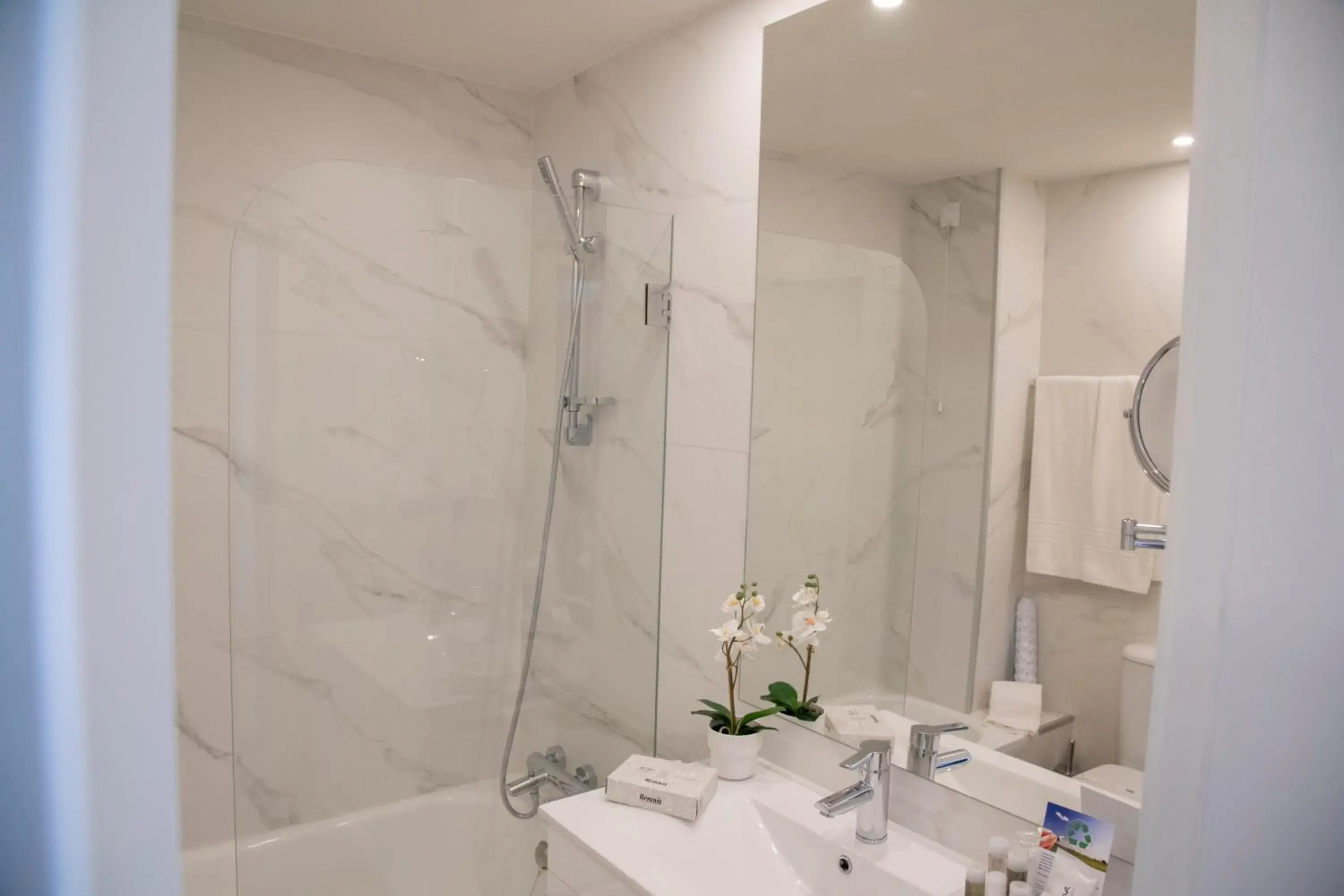 Bathroom in Luna Hotel de Tábua Bathroom in Luna Hotel de Tábua