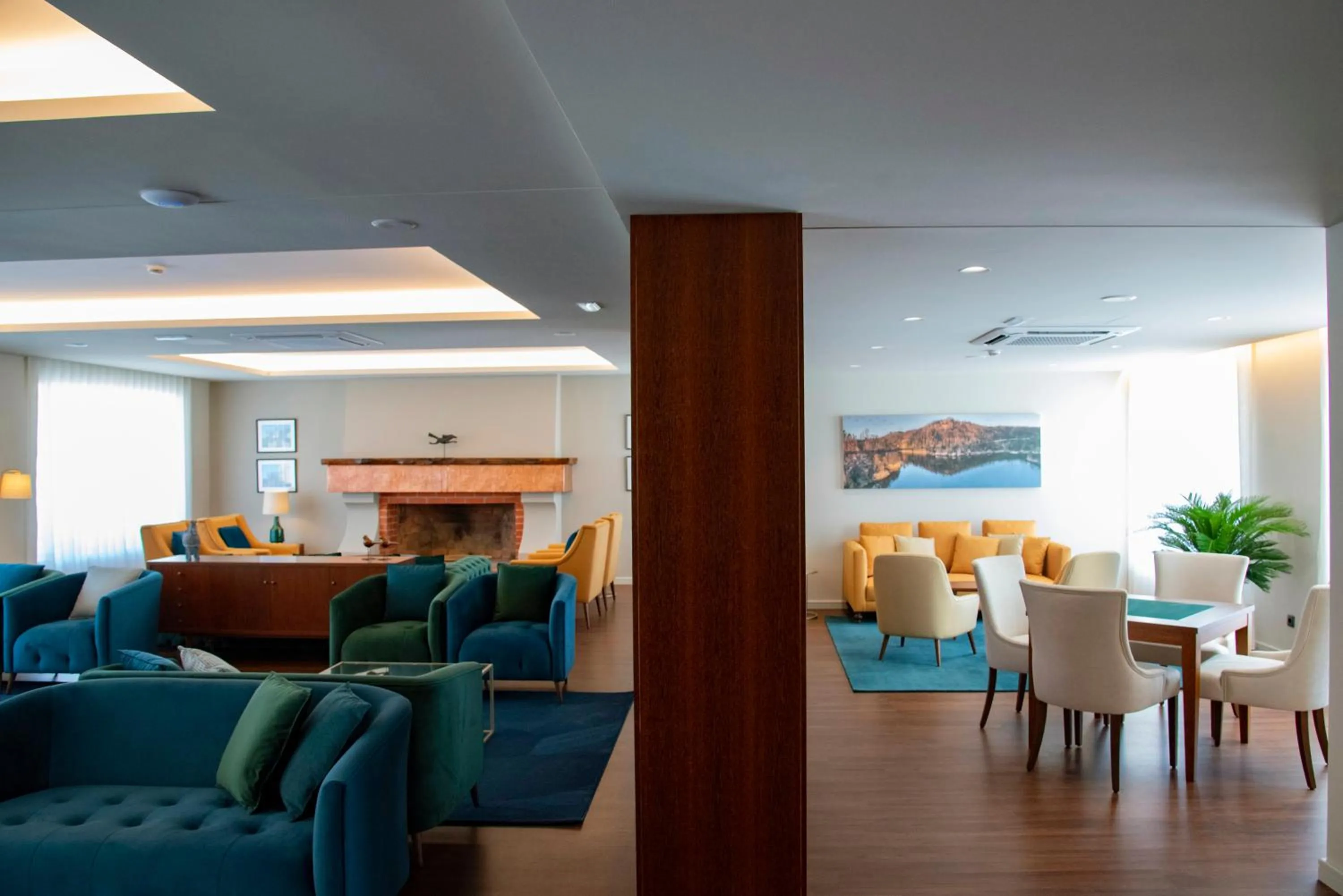 Communal lounge/ TV room in Luna Hotel de Tábua