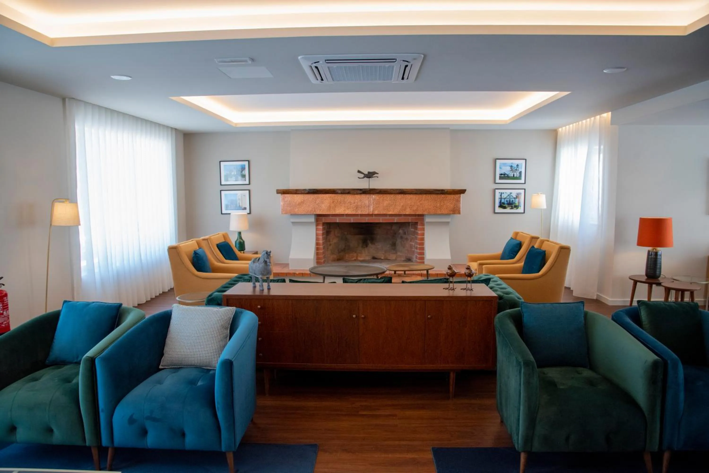 Communal lounge/ TV room in Luna Hotel de Tábua