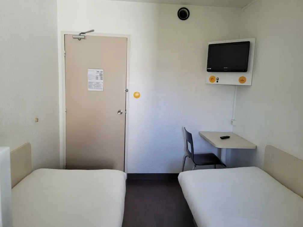 Bed in TIP HOTEL CAMBRAI ex HOTEL F1