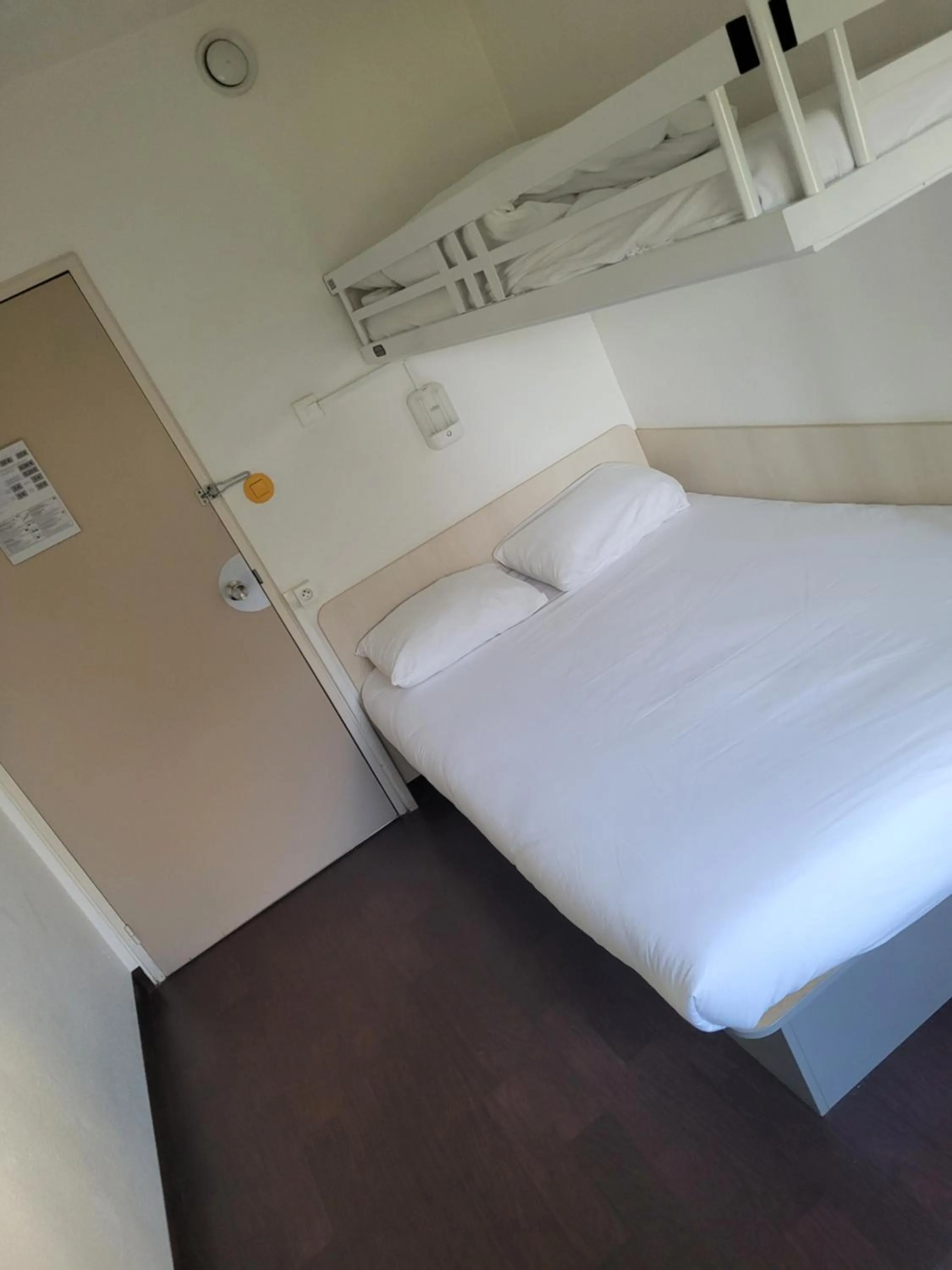 Bed in TIP HOTEL CAMBRAI ex HOTEL F1