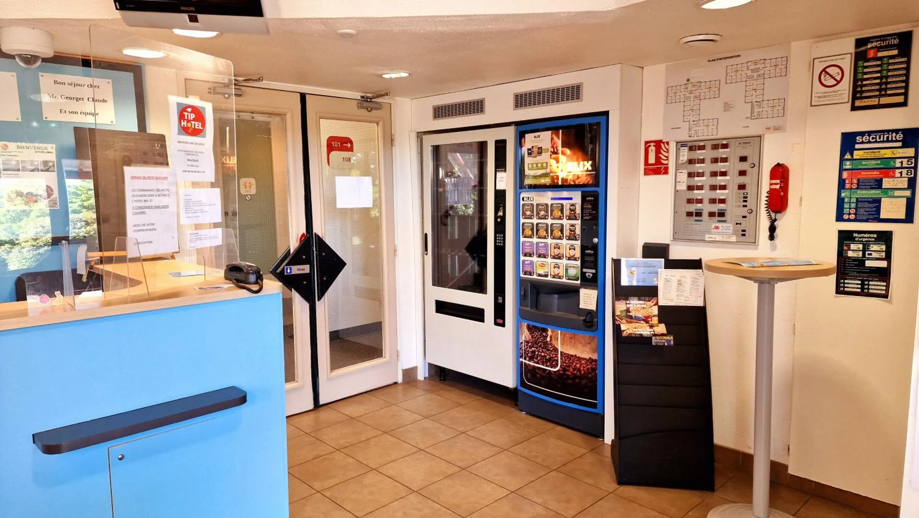 Lobby or reception in TIP HOTEL CAMBRAI ex HOTEL F1
