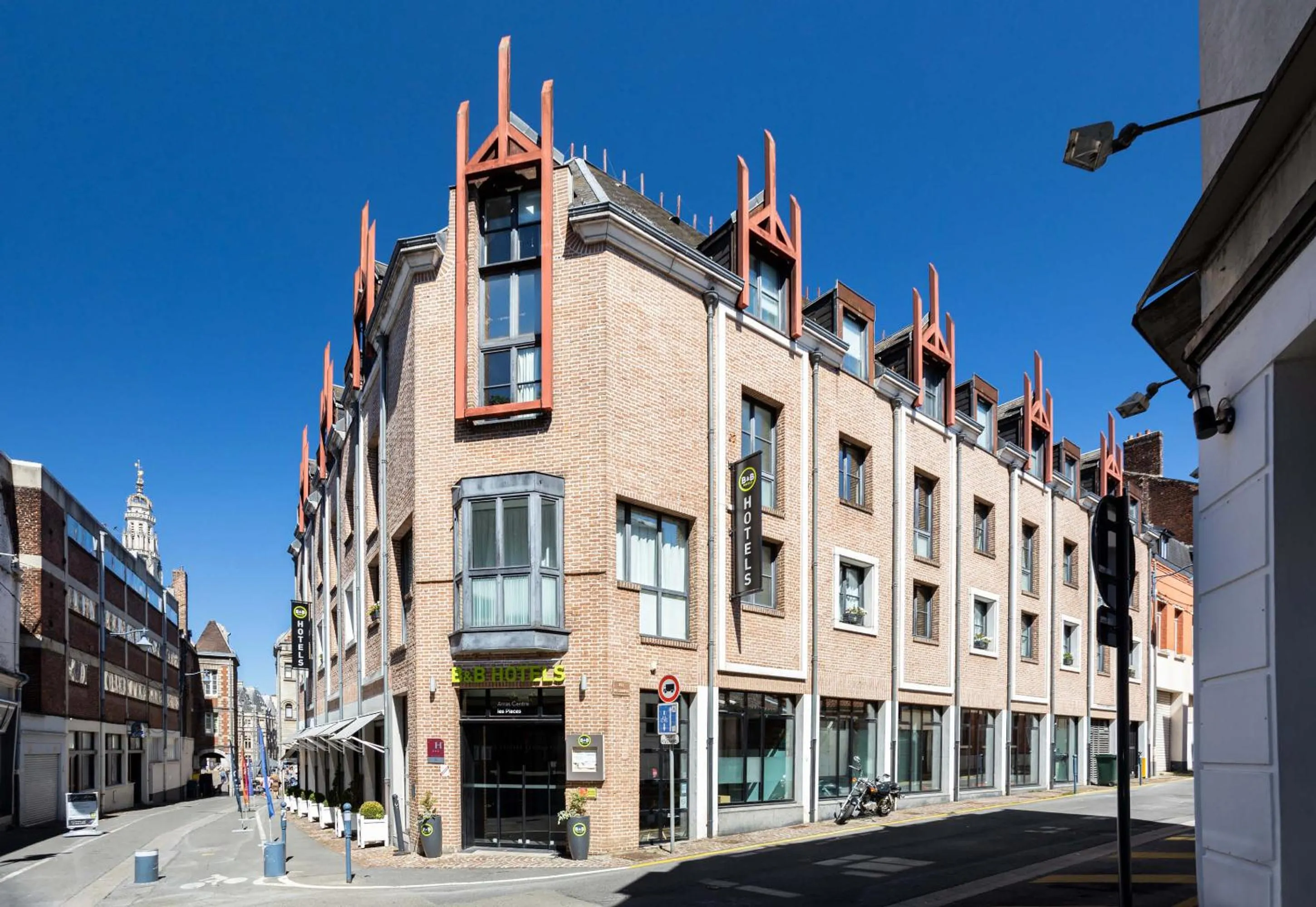 Facade/entrance in B&B HOTEL Arras Centre Les Places