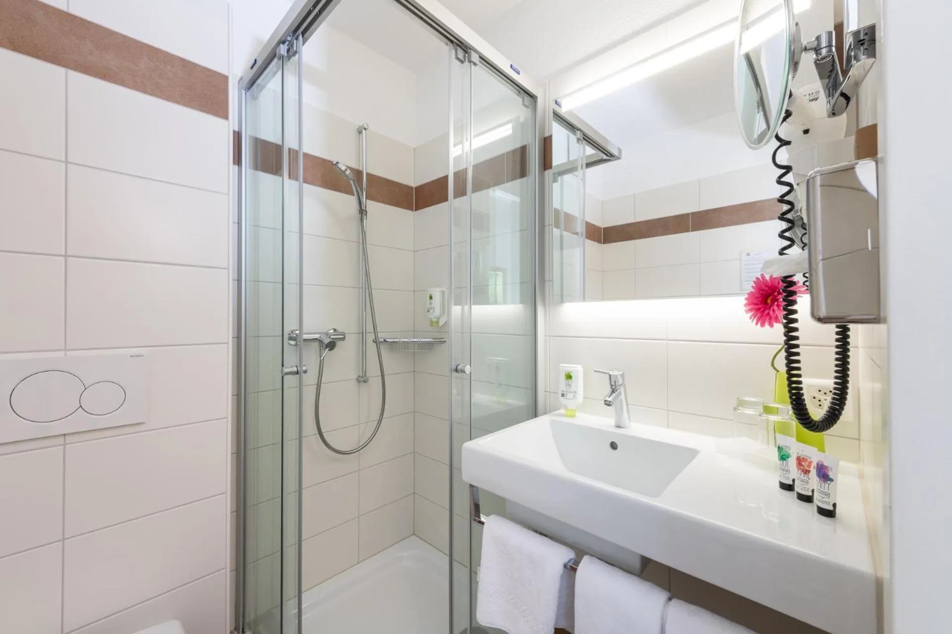 Shower in Derby Swiss Quality Hotel